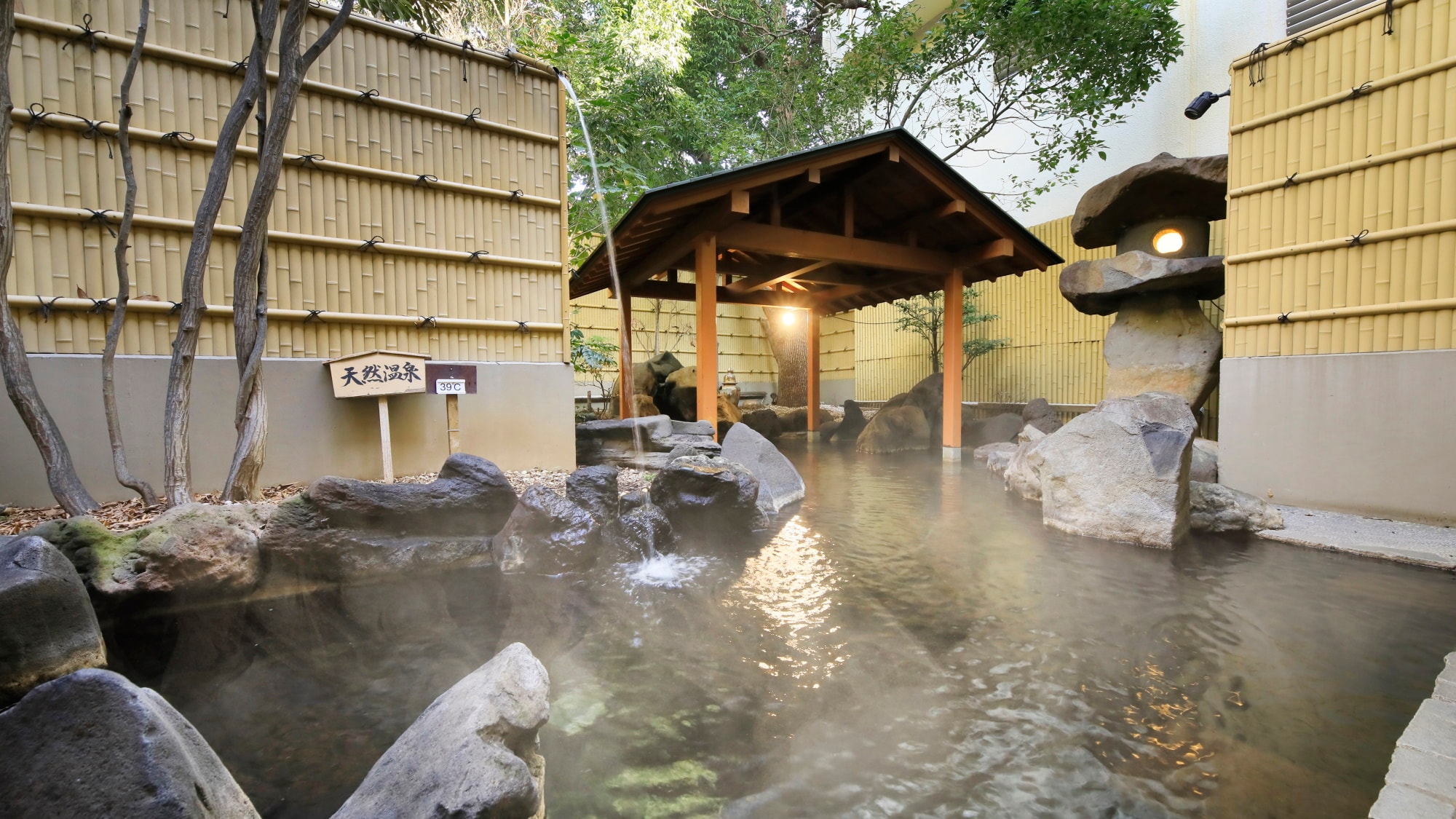 [Open-air bath/Aurora Bath] The Aurora Bath is a spacious open-air bath.