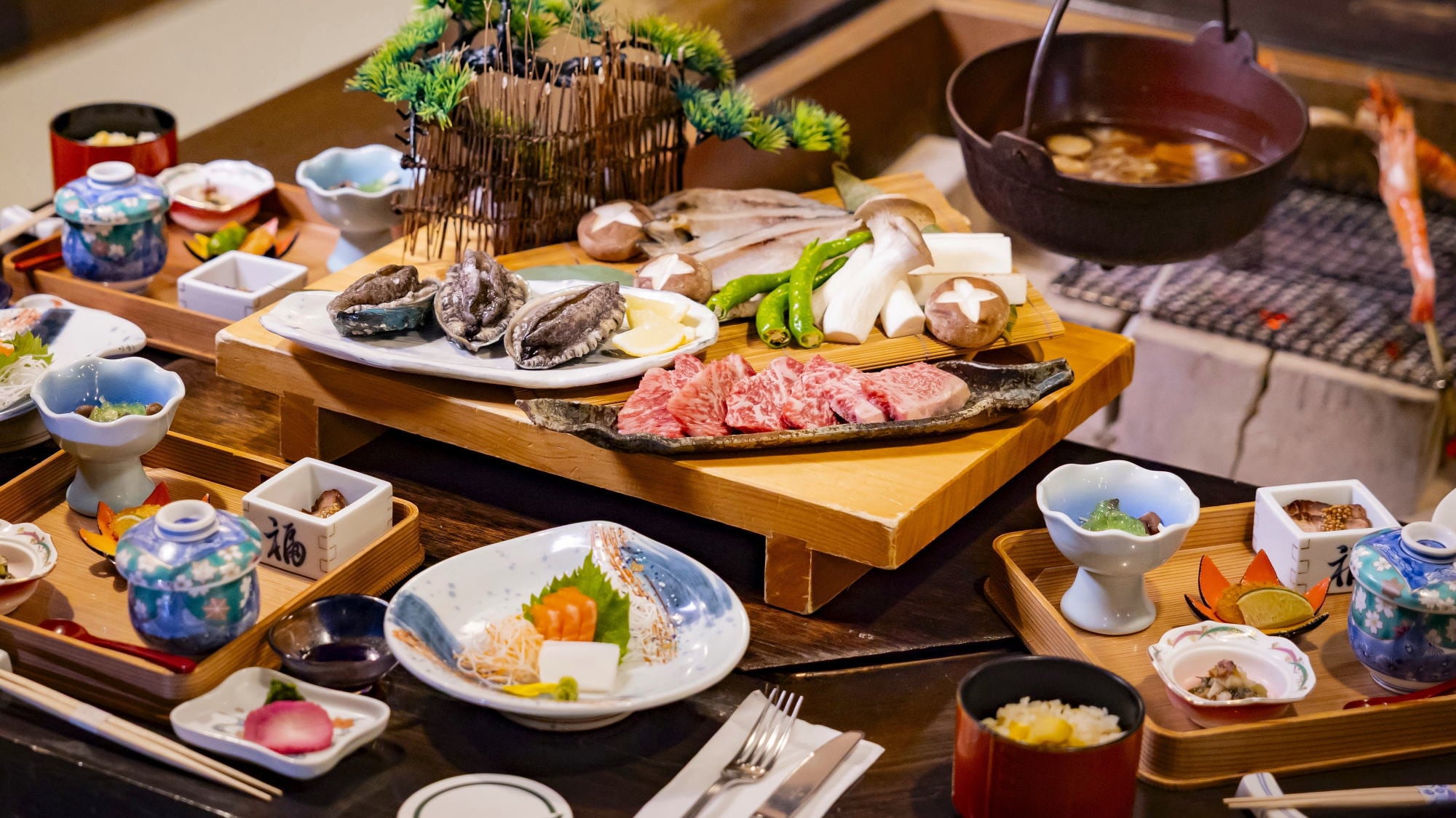 Hãy thưởng thức bữa ăn kaiseki nướng robata trong không gian hoài cổ của Sansatei. *Hình ảnh
