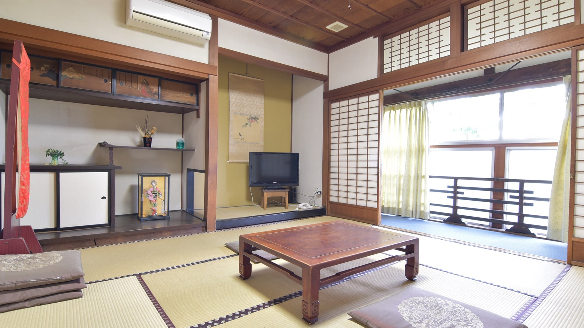 *Example of a guest room/You can relax and unwind in a tasteful guest room.
