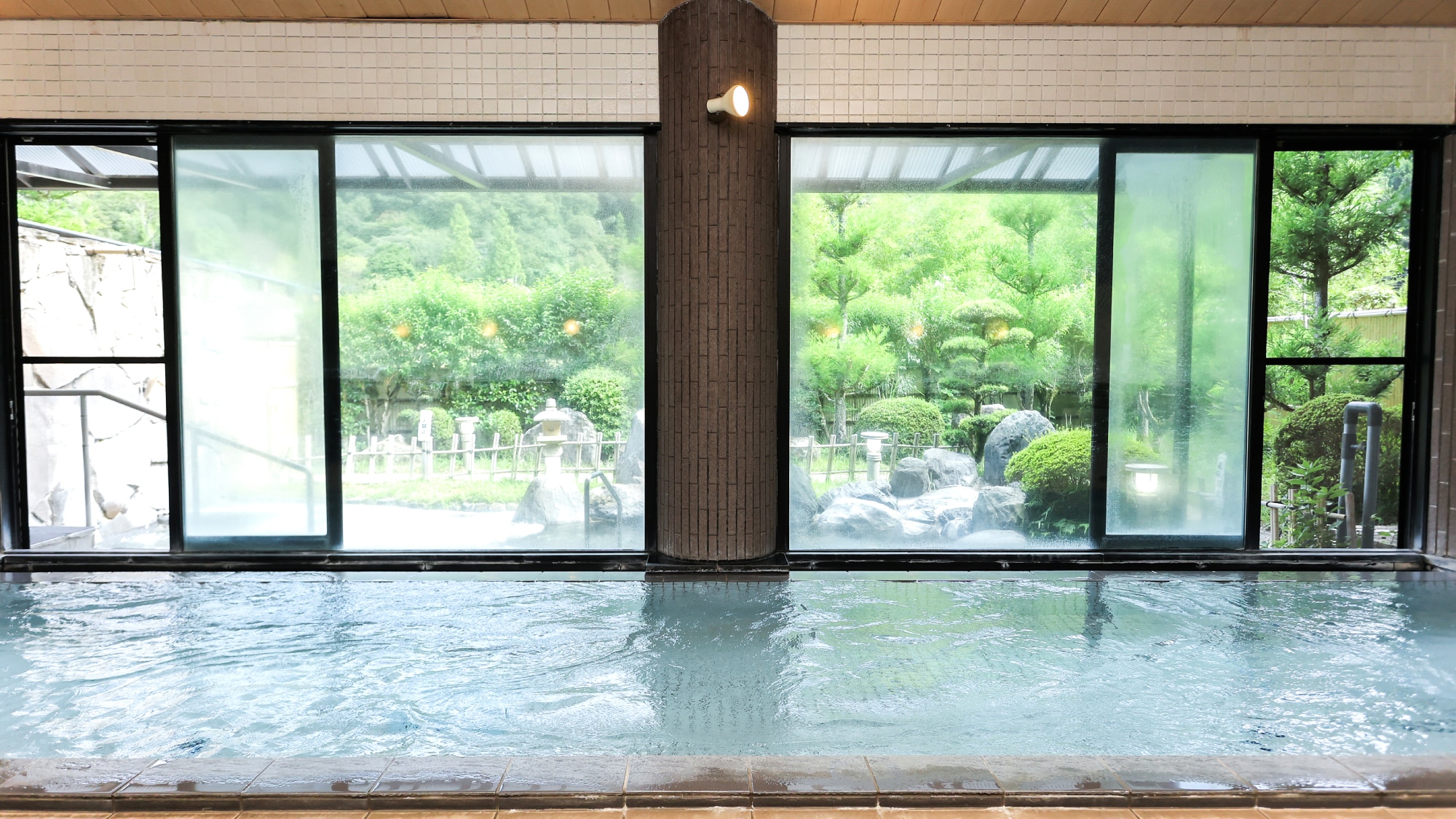 Large public bath: A spacious indoor bath where you can enjoy the view outside from the window.