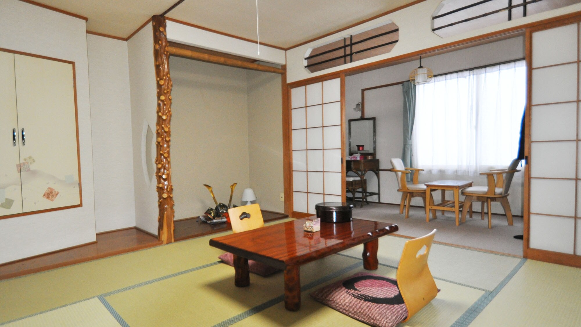 [Room 8 tatami mats] A room with an alcove. Enjoy the view from the window.