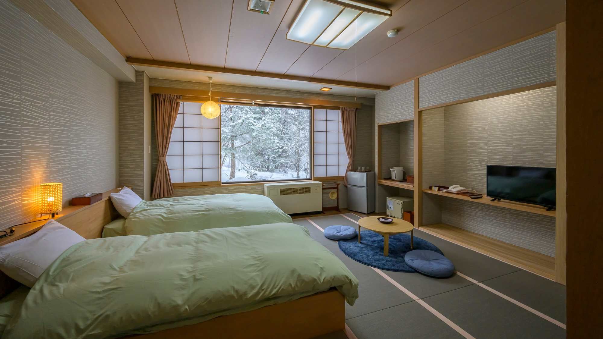 [ห้องพักแสนสบายสไตล์ญี่ปุ่นผสมตะวันตก] คุณสามารถมองเห็นธรรมชาติที่สวยงามของซะโอะได้จากหน้าต่าง
