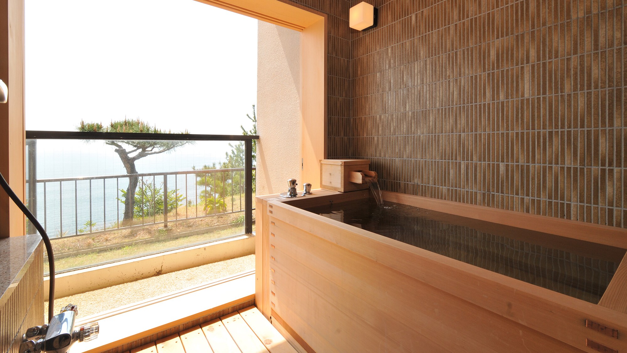 Japanese-Western style room with semi-open-air bath 42㎡