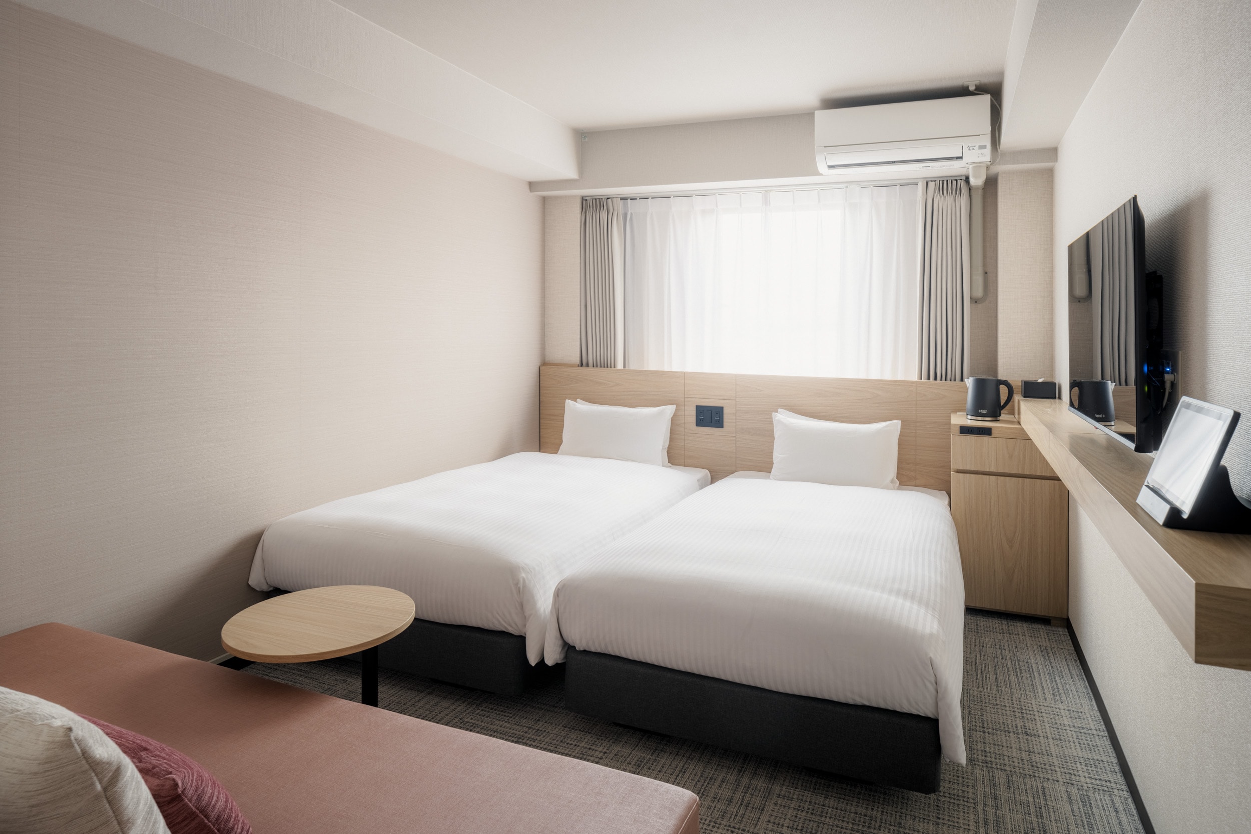 [Deluxe Twin Room (Triple)] 18m² / 2 110cm wide Simmons beds and 1 90cm wide bed