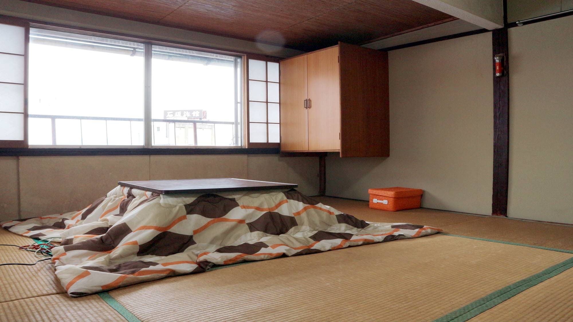 * [Example of guest room on the 4th floor] A room that retains the atmosphere of the Showa era (a kotatsu is served in winter).