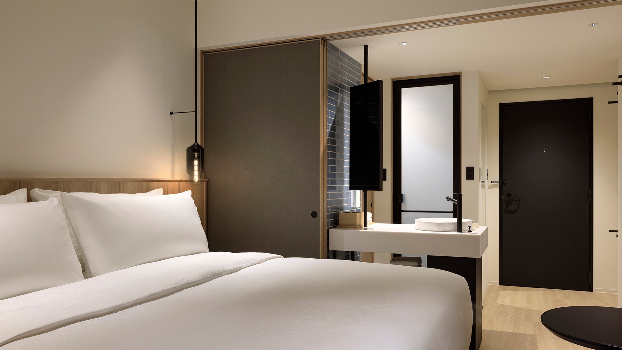 King Room: 21 square meters, non-smoking, bed width 180 cm. Relax in a simple yet warm space.