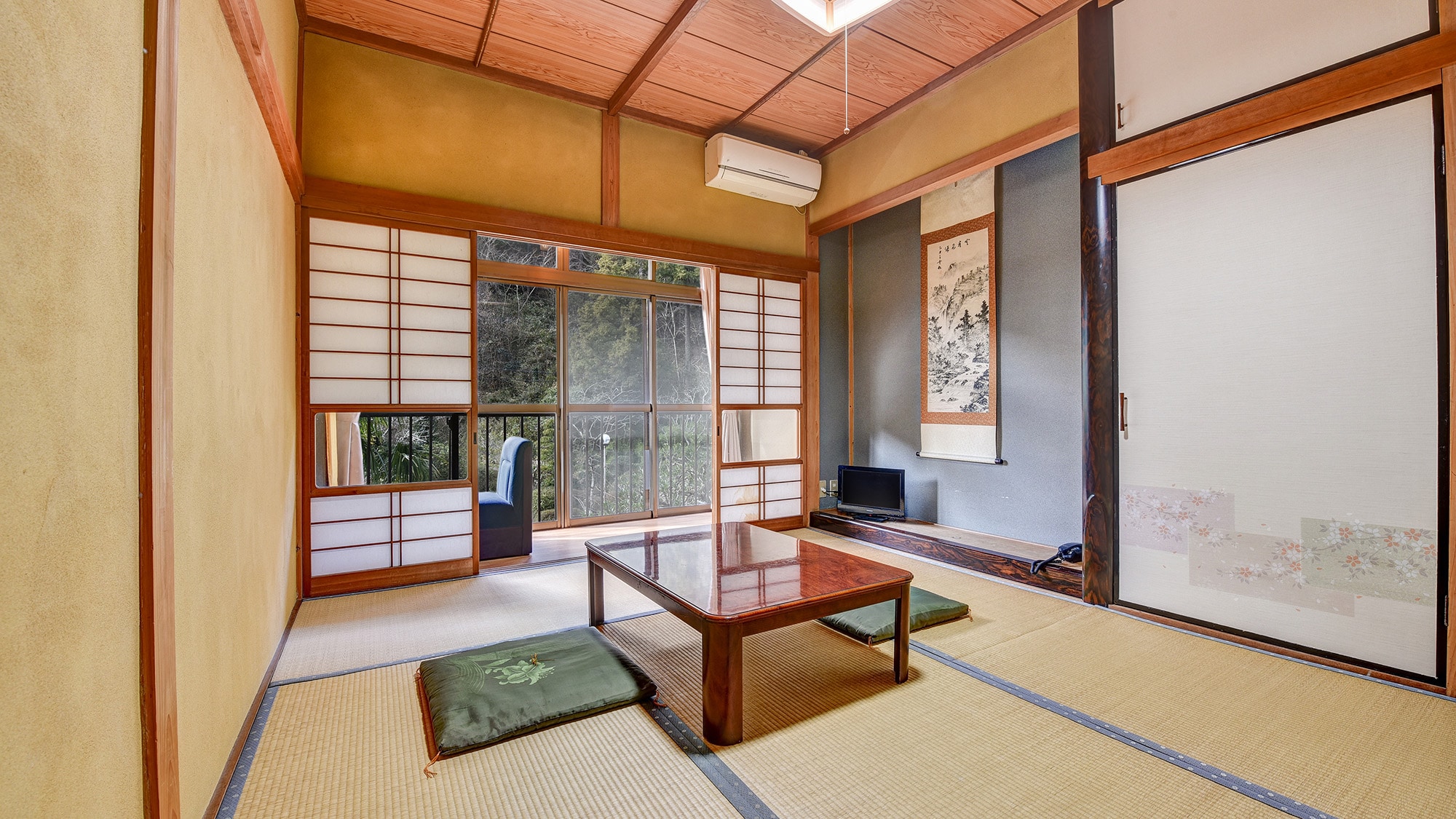 * [Japanese-style room (no bath or toilet)] We offer a space where you can relax and unwind