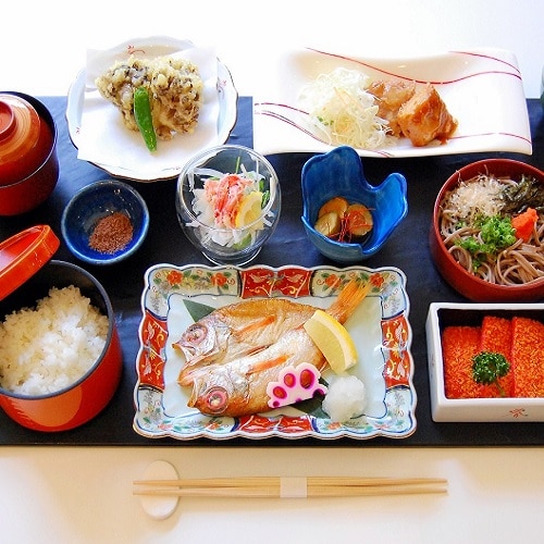 [Dinner] Carefully selected ingredients from Sanin, including blackthroat seaperch, Oyama chicken, Okuizumo maitake mushrooms, red tempura, and Izumo soba noodles. Izumo "Elegant" meal