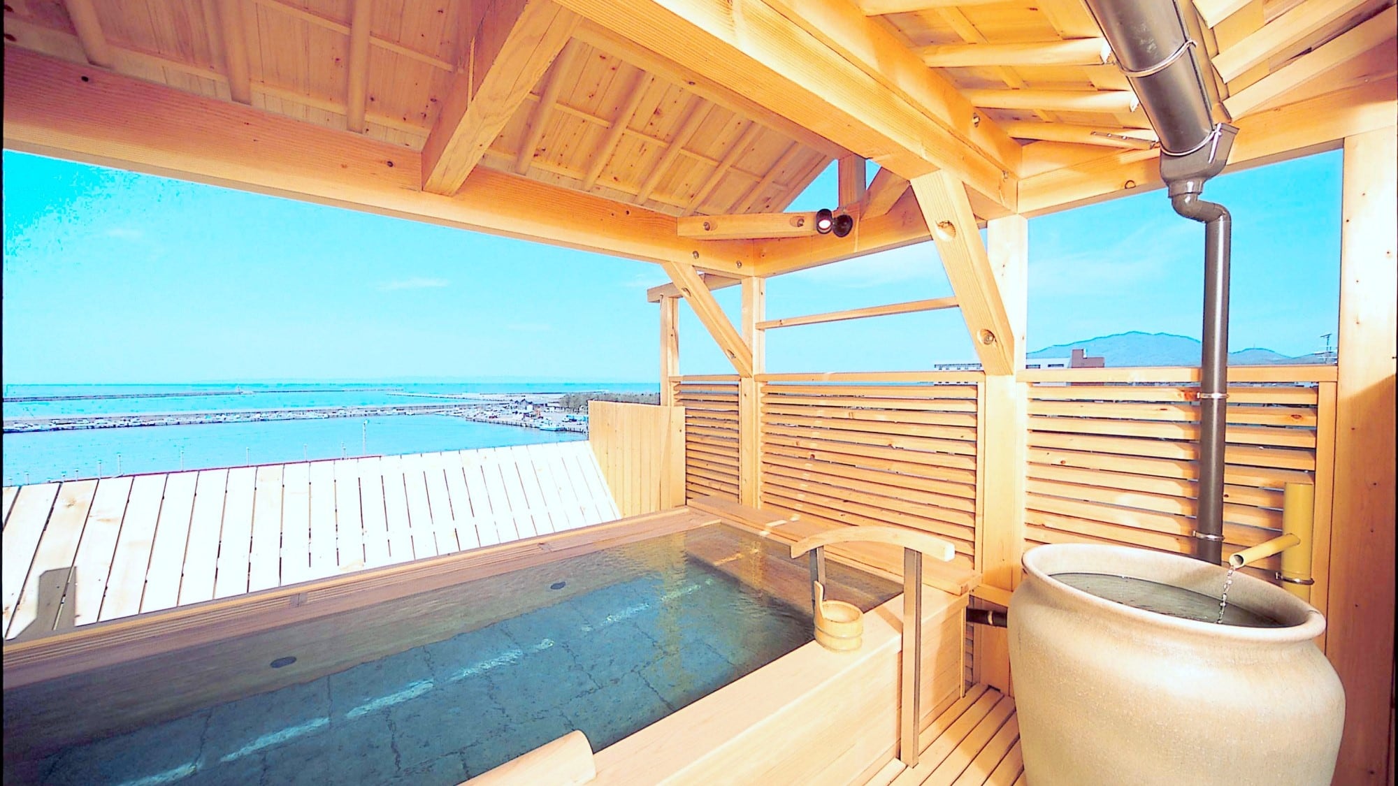 [Open-air cypress bath] From the open-air bath on the 5th floor, you can overlook the sea of Teradomari.