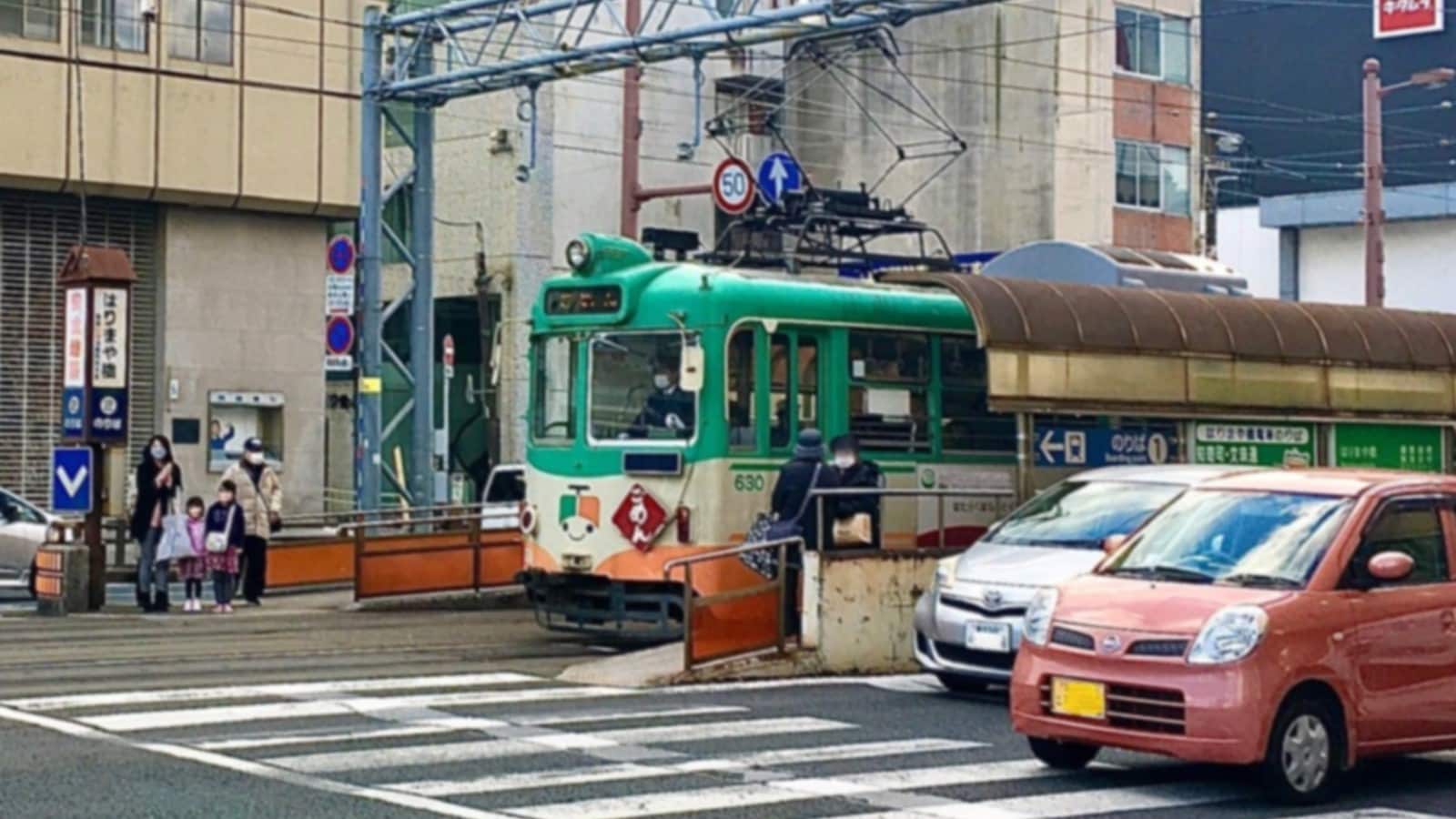 【ホテル周辺】とさでん電車（ホテル前からのイメージ）