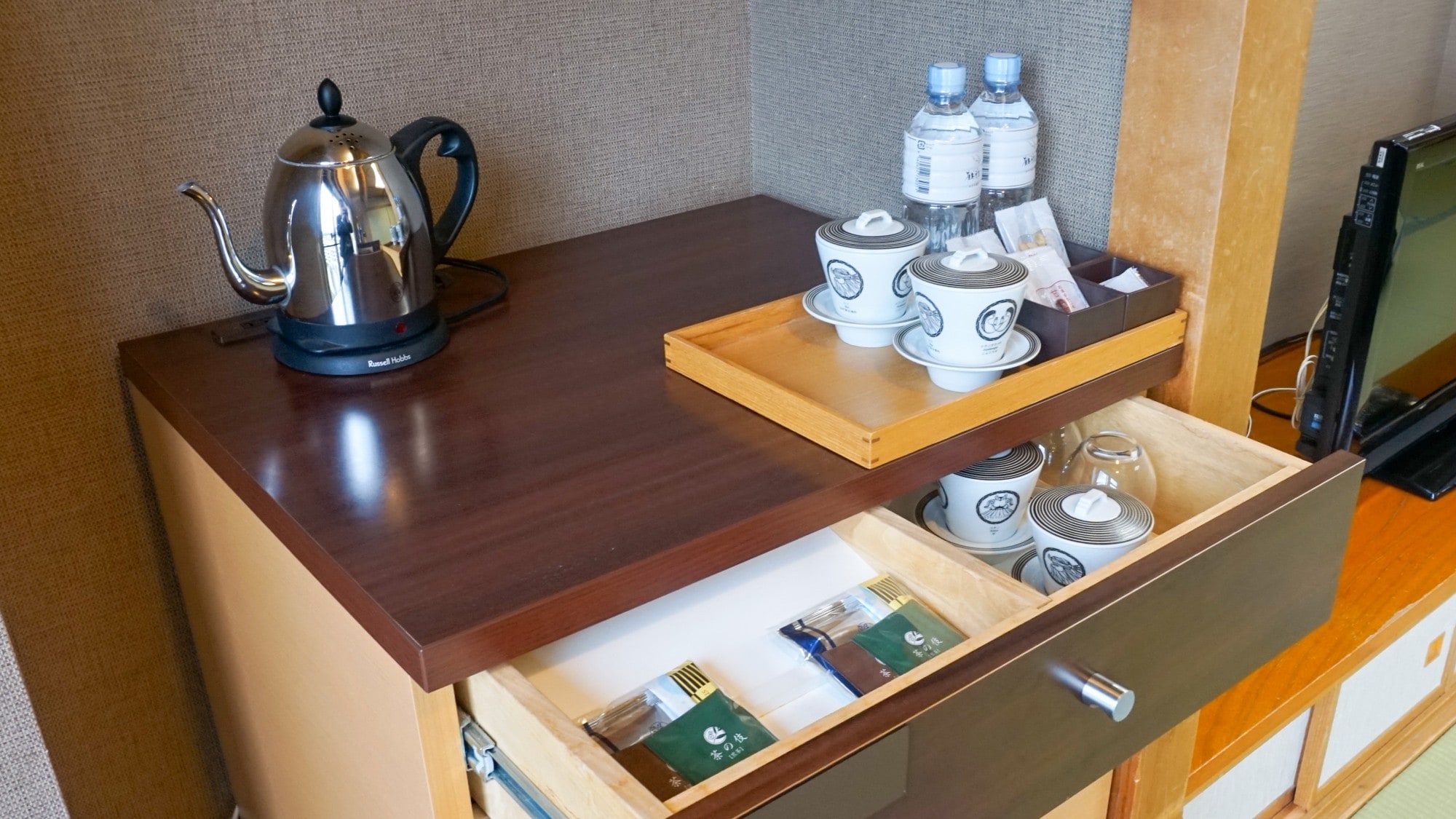 [Wings Building/Lake side] Japanese-style twin room/Equipped with pot and glasses (image)