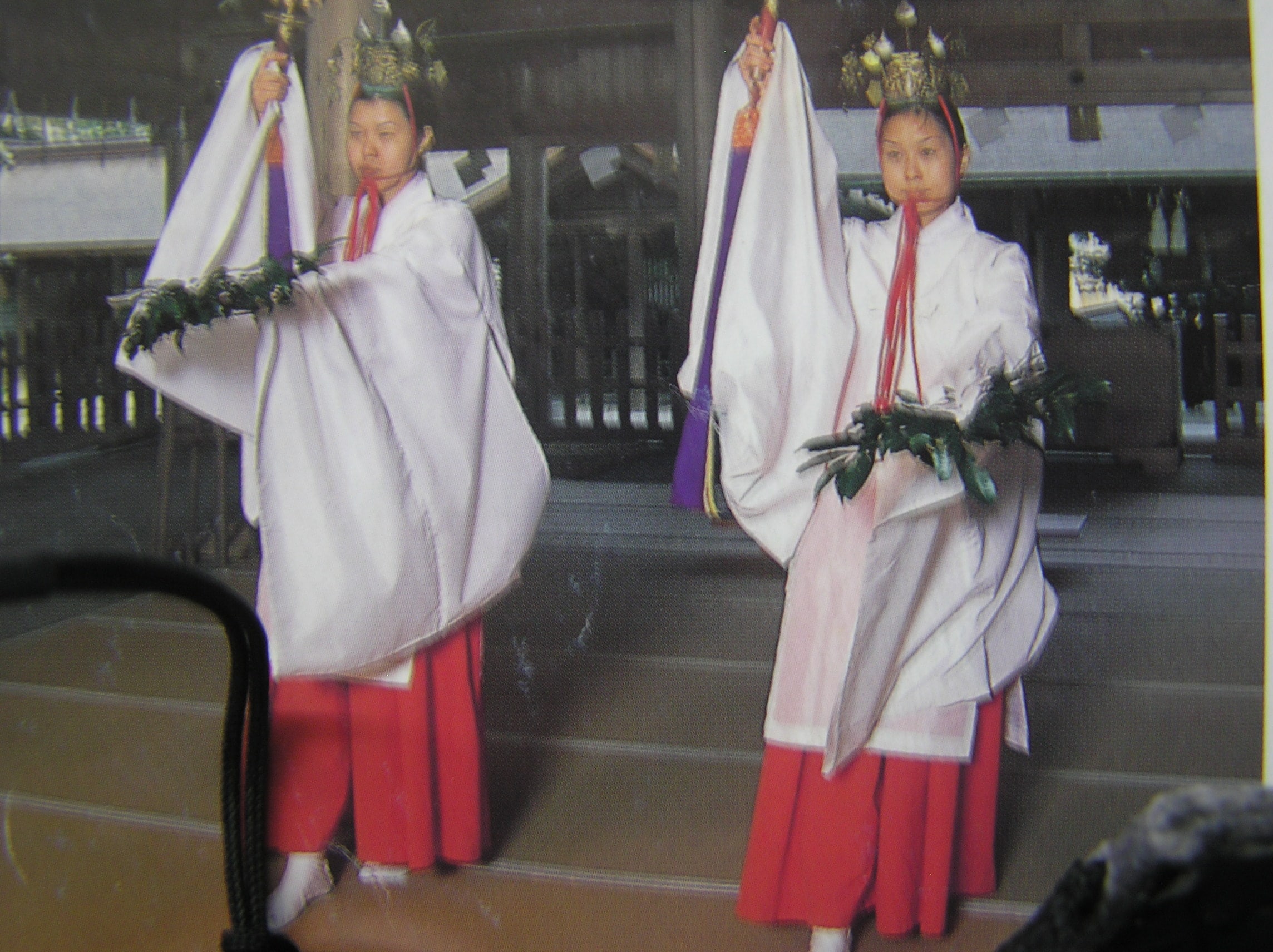 The shrine maiden dance of Miho Shrine, performed every morning and evening, is definitely worth seeing.