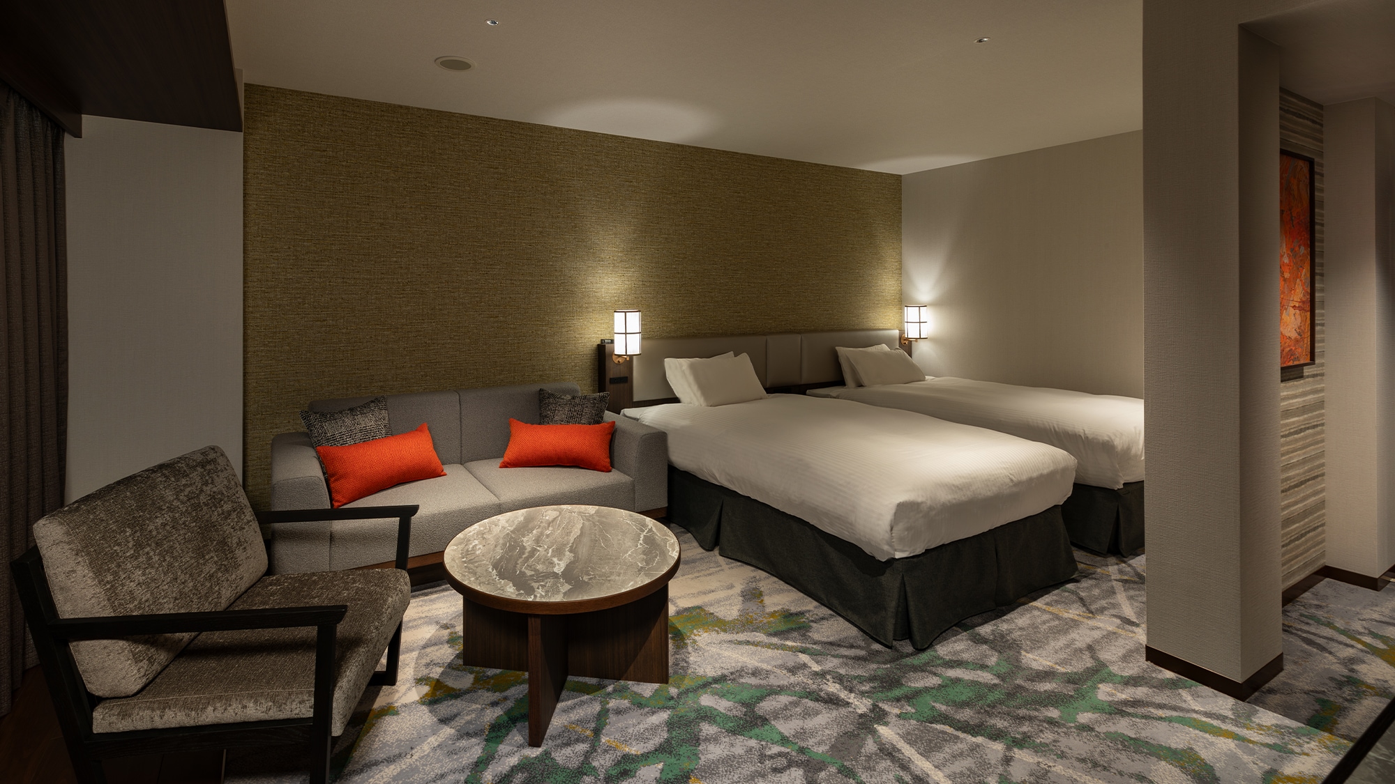 Phòng Junior Suite (40 mét vuông): Tận hưởng thời gian hòa mình vào thiên nhiên giữa những chiếc lá mùa thu đầy màu sắc.