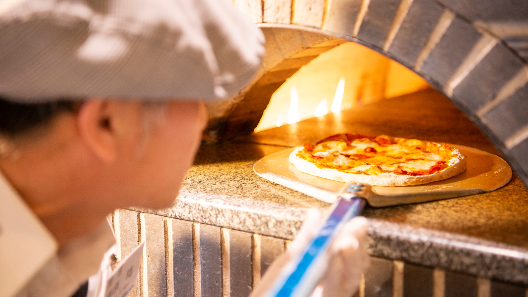 [Supper] A buffet restaurant where you can feel the liveliness and enthusiasm of the sound of the bells that signal the baking of the stone oven pizza.