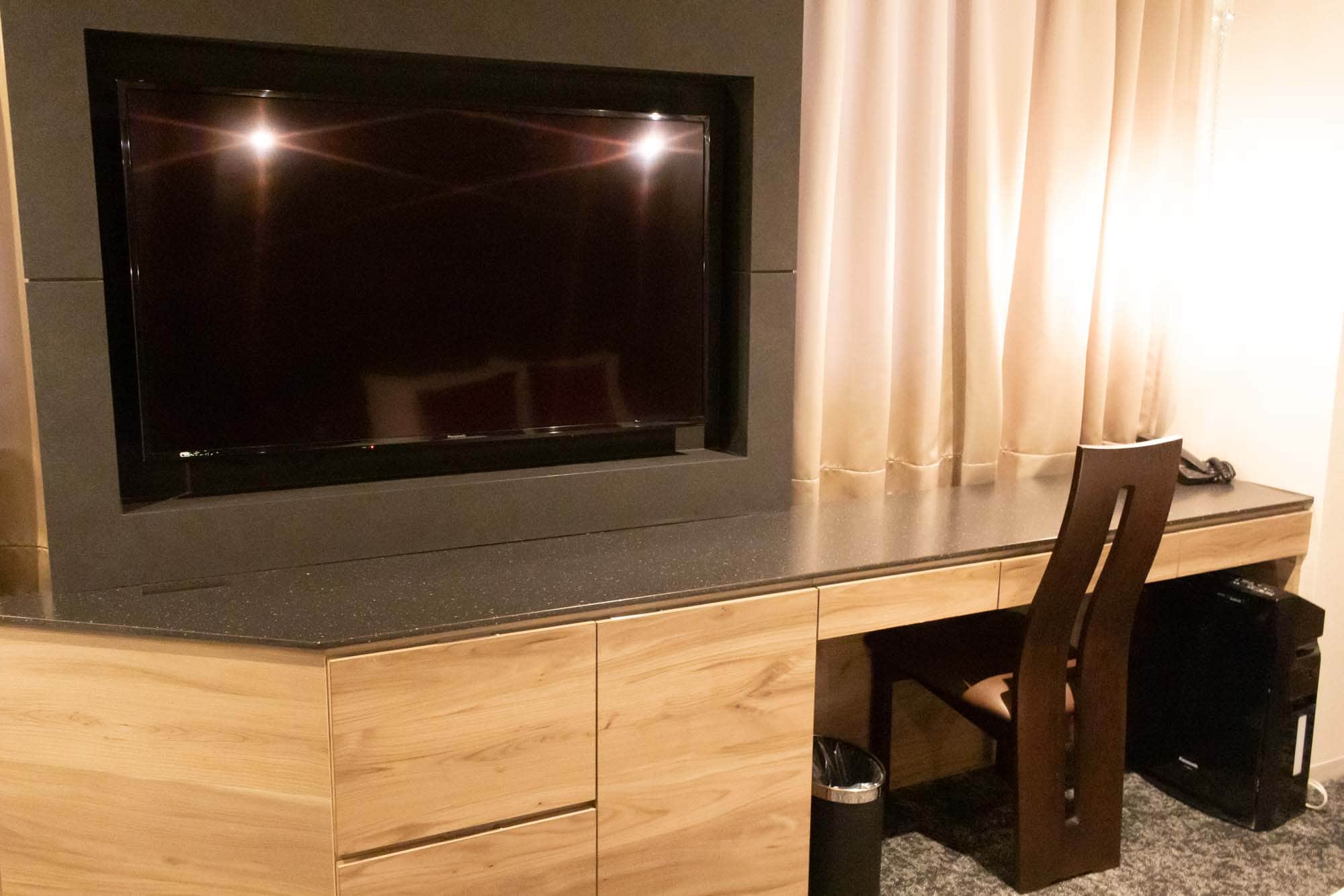 Desk (Deluxe King Room)