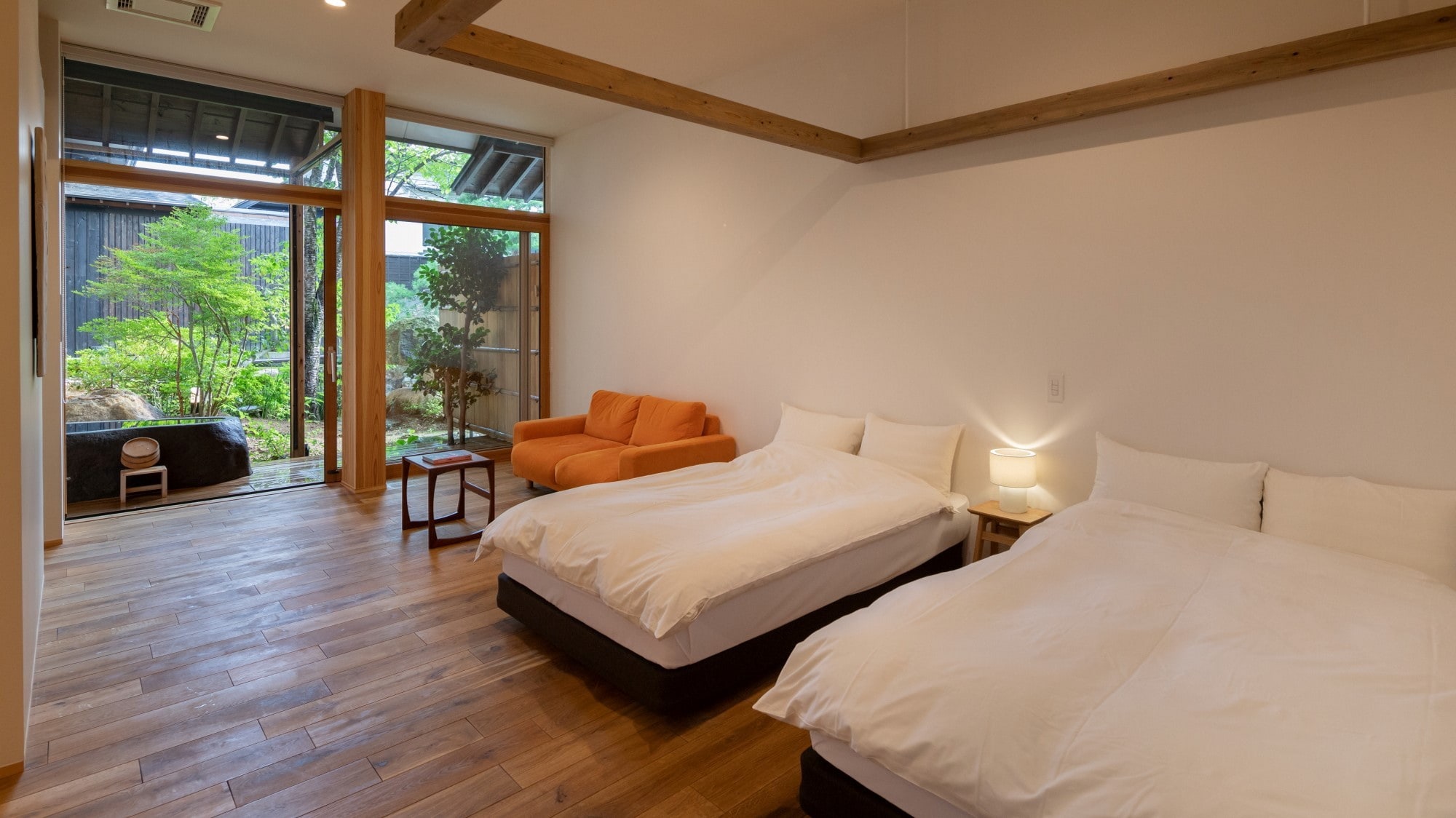 [SAKURA03] One of the guest rooms where you can see the beautiful cherry blossoms in SAKURA. Enjoy the cherry blossoms in full bloom in spring and the green trees in summer