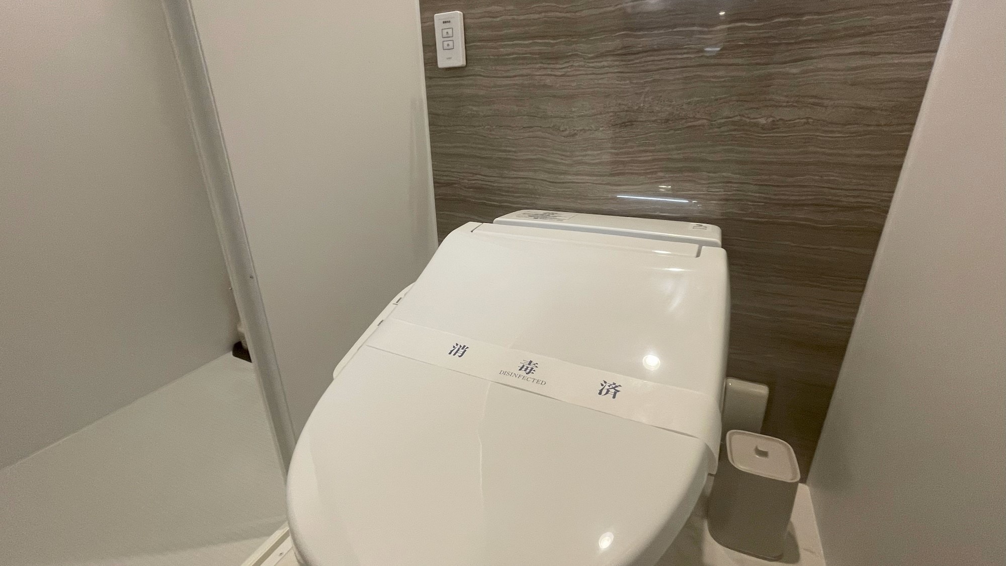 [East building] Japanese-Western modern 10 tatami mat room <Lake side> Toilet & shower room