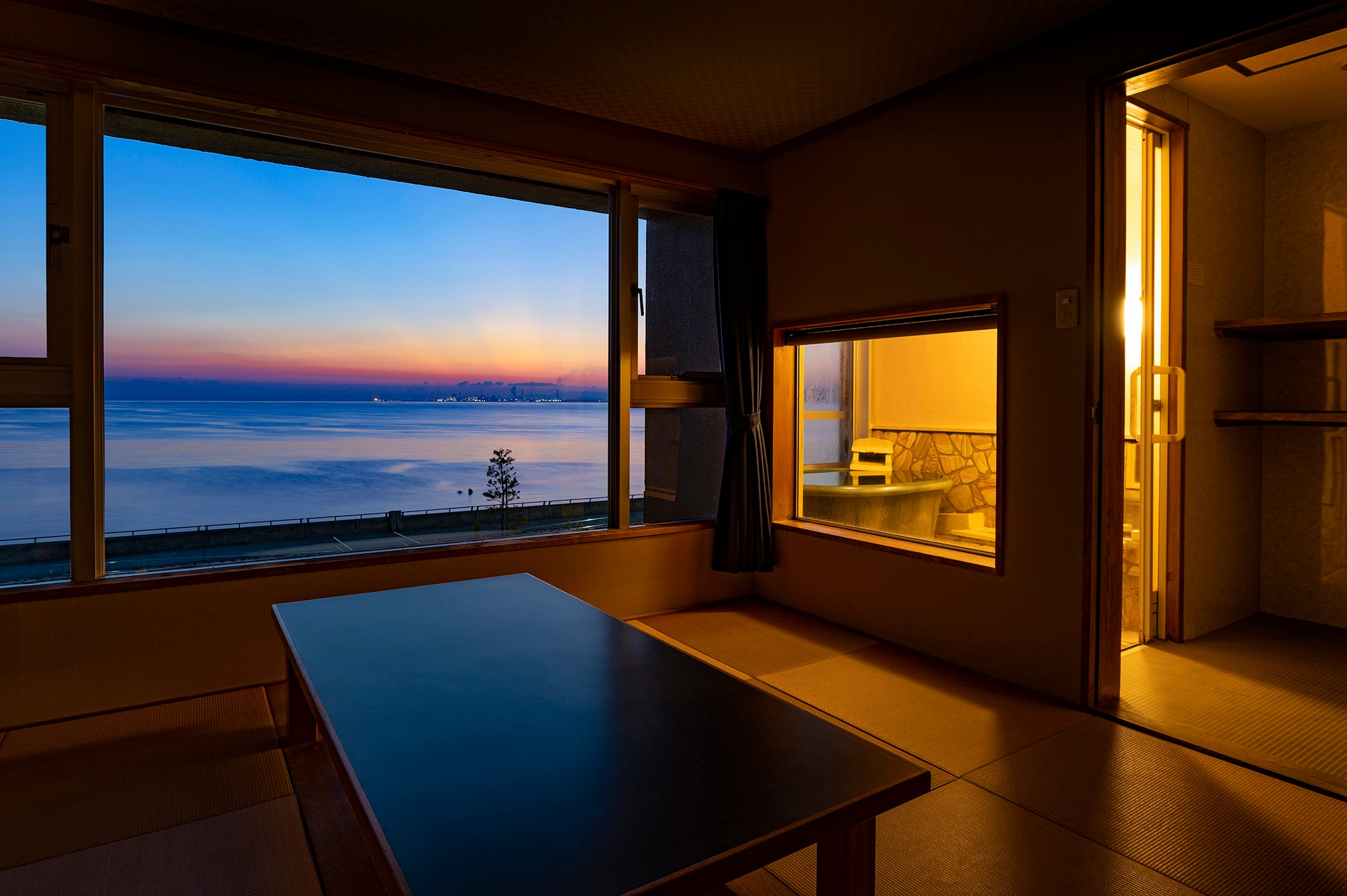 Sea side promise! Japanese-style room with pottery bath (non-smoking room)