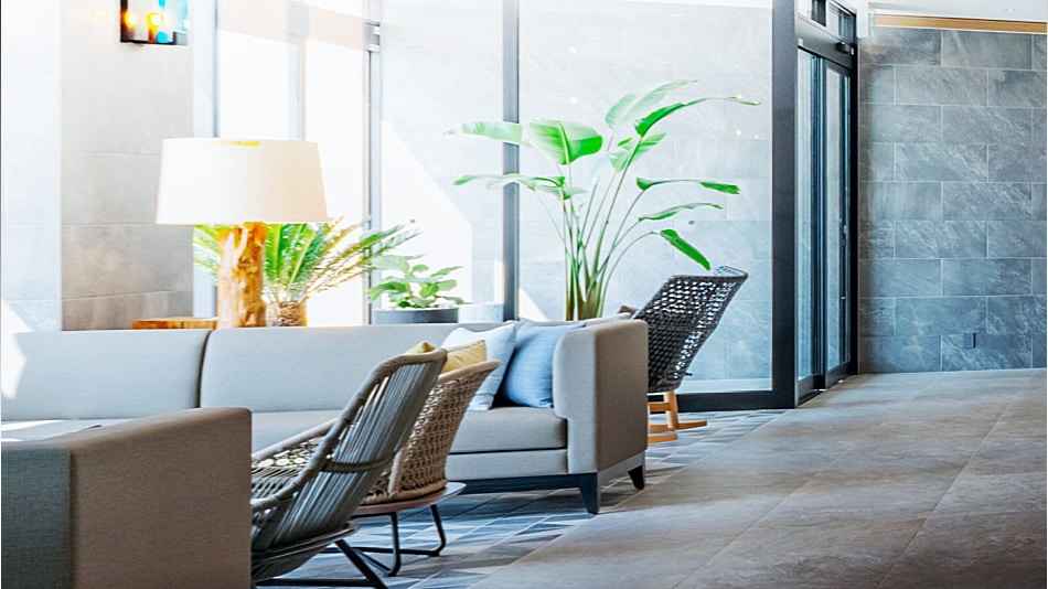 [Lobby] A relaxing hotel lobby dotted with art that evokes the feeling of transparency, water, and pulsation.