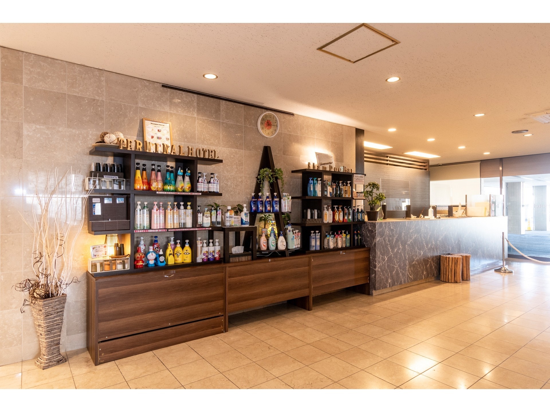 Shampoo bar & front desk (1st floor lobby)