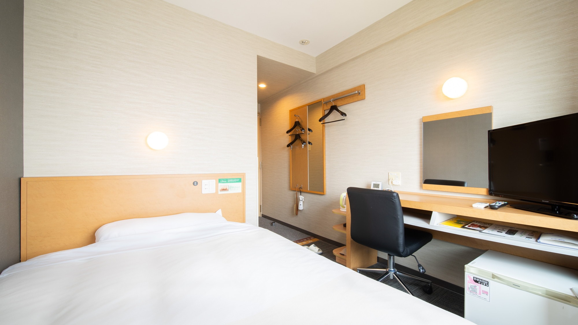 A 140cm wide bed and a mattress with just the right amount of firmness will ensure a good night's sleep.