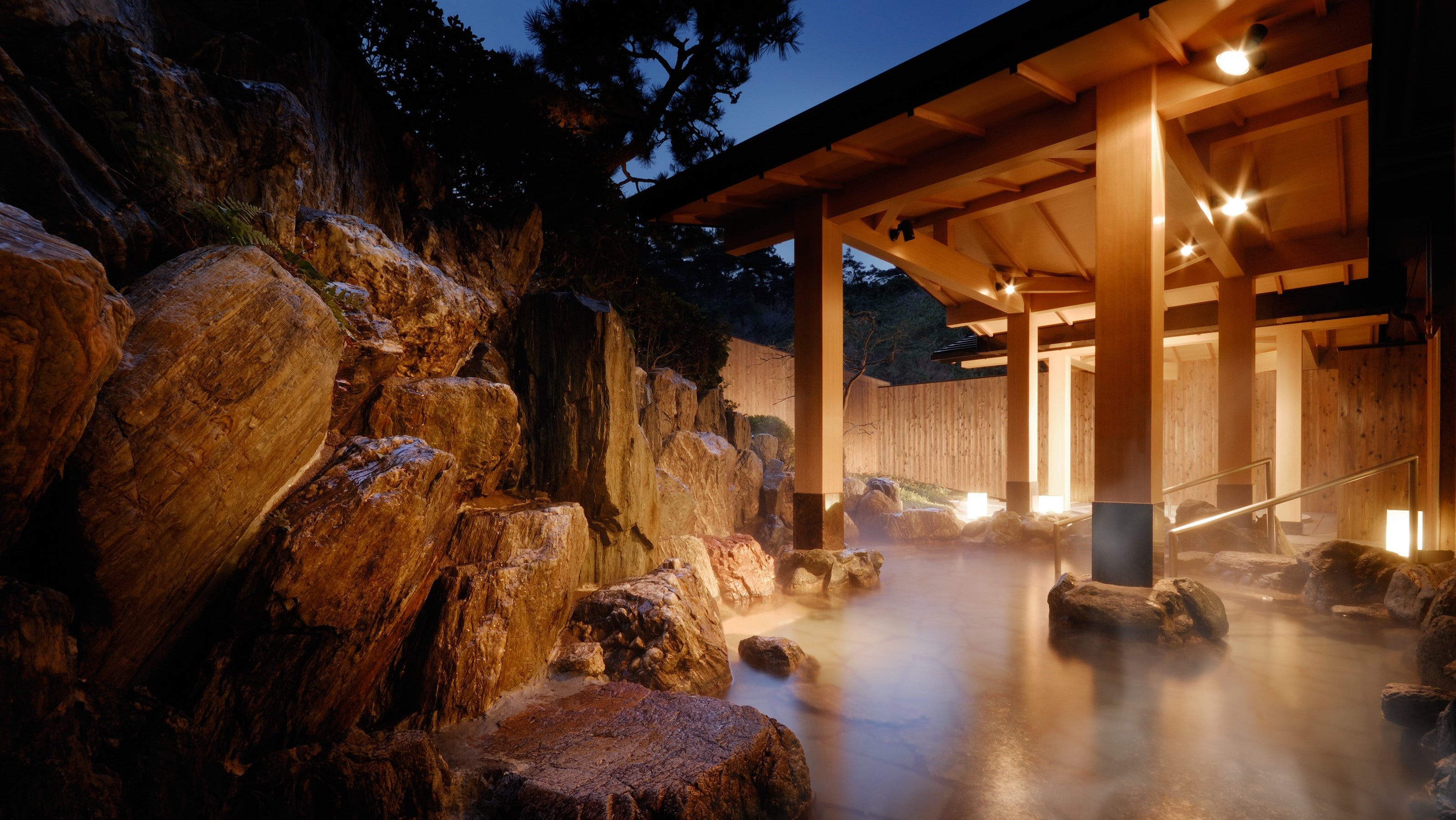 [ภายในชิโอจิเทอิ] สีของโทโควากะโนะยุ (อ่างอาบน้ำหิน) เปลี่ยนไปตามฤดูกาล