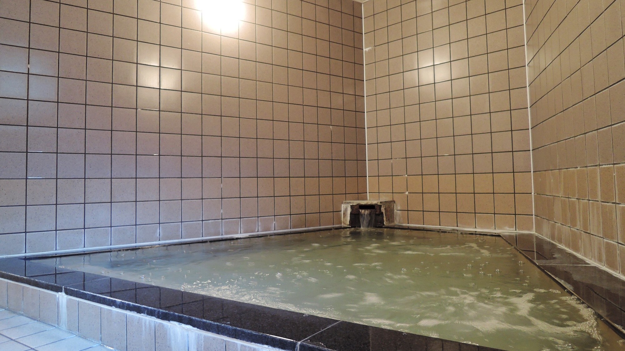 * [Large public bath (men's bath)] This is a semi-natural thoron hot spring that uses medicinal stones called thoron ore.