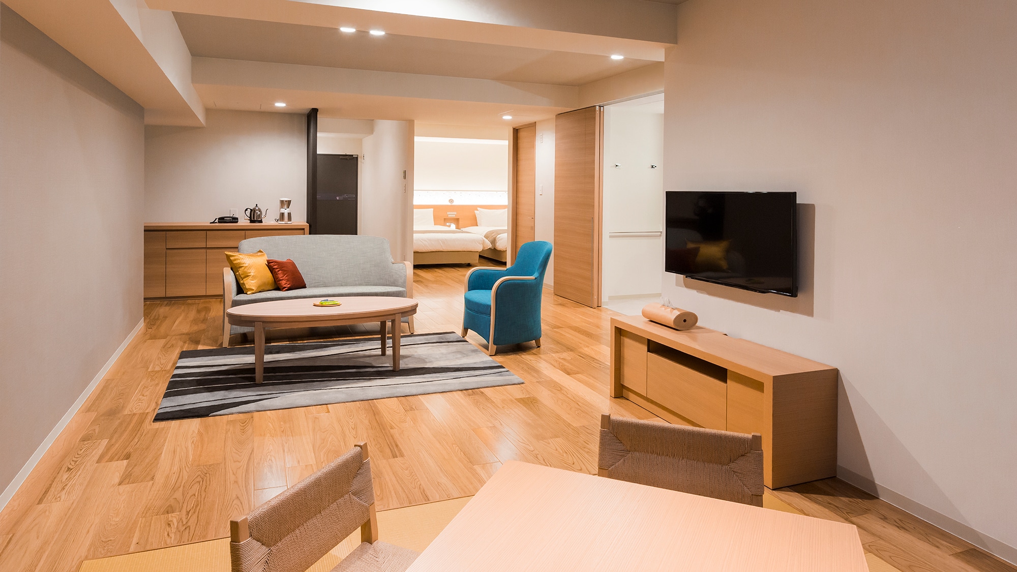 [An example of a modern Japanese-Western room with a panoramic bath]