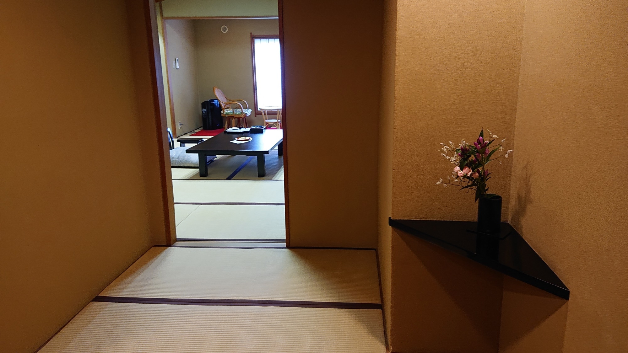 [Japanese-style room 10 tatami mats] Room entrance