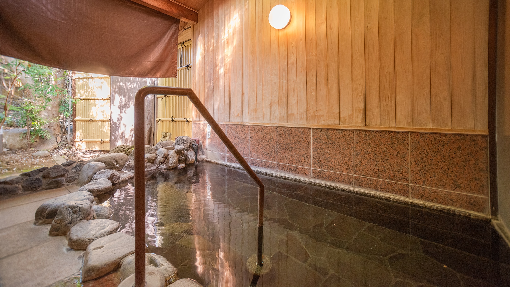 室內和室外浴池均設有岩石浴池和臥式浴池。 “杜鵑花”