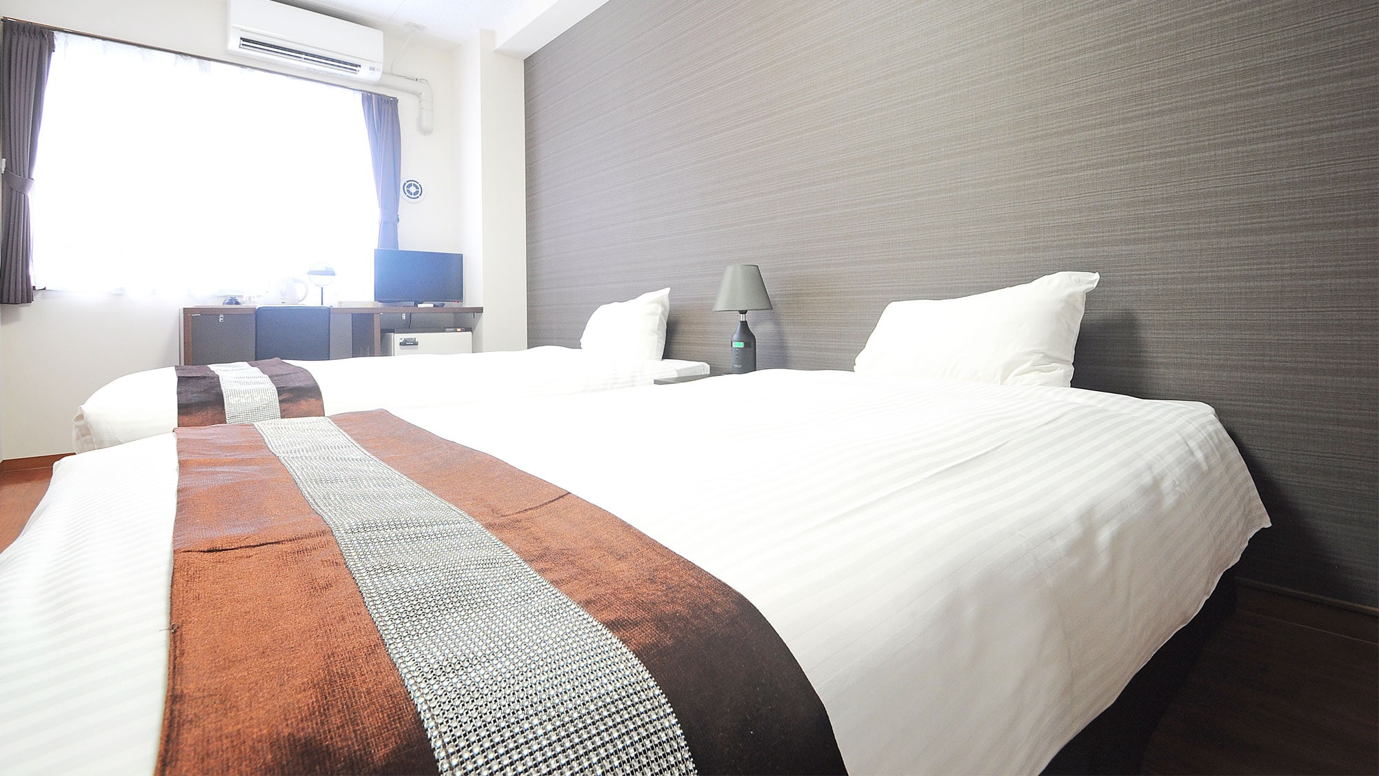 [Twin Room] The bed is semi-double size and spacious.