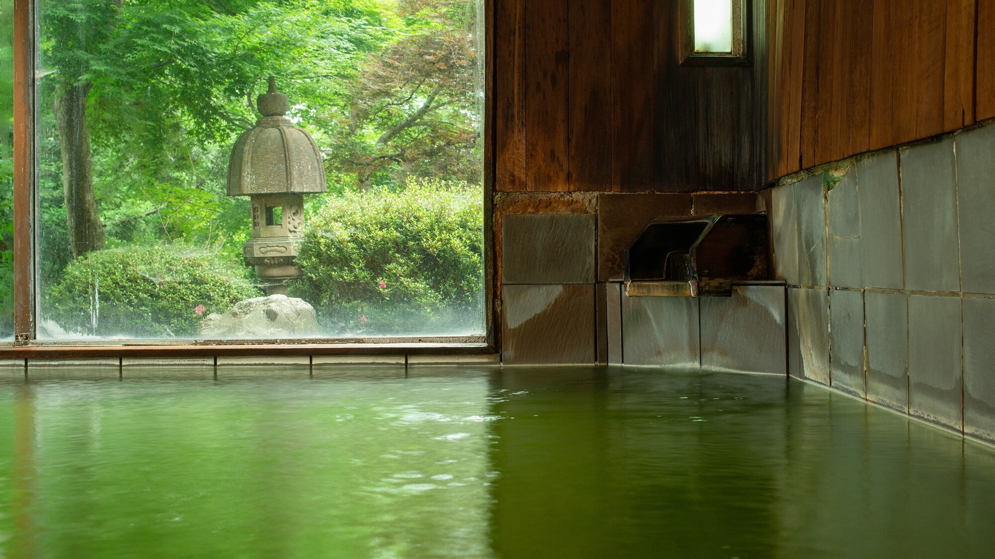 *Please enjoy your time in the hot springs with their wonderful, colorful spring water.