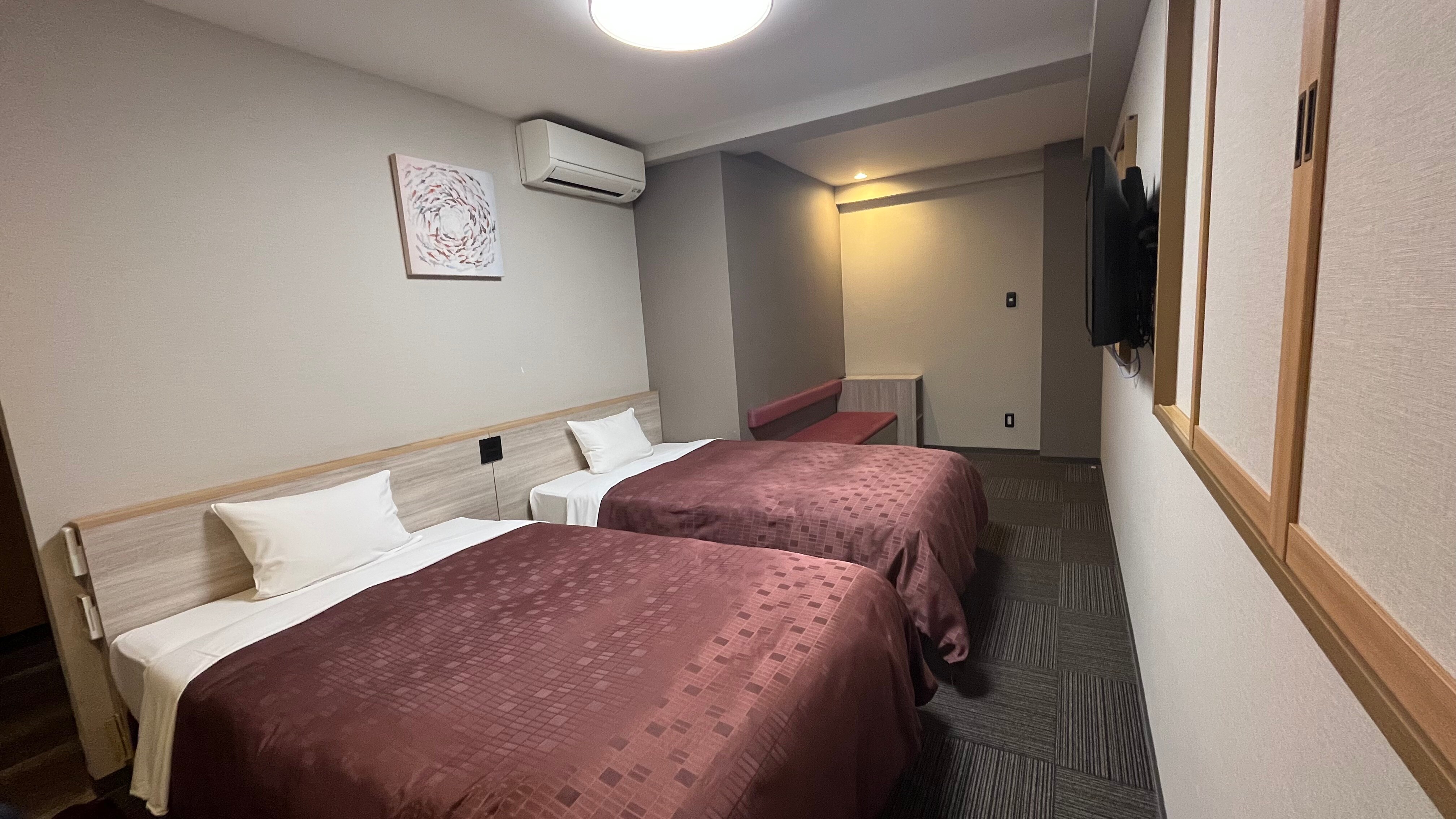 [Kamar kembar] Ada tempat tidur dan kursi di kamar yang luas dan luas.