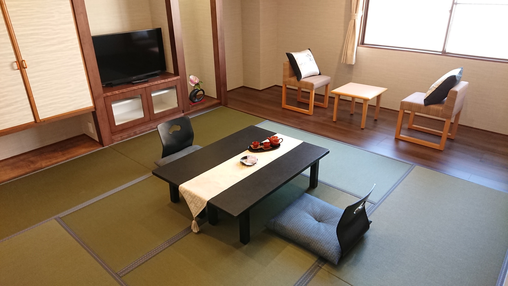 Kamar bergaya Jepang seluas 30 meter persegi dengan kabin shower