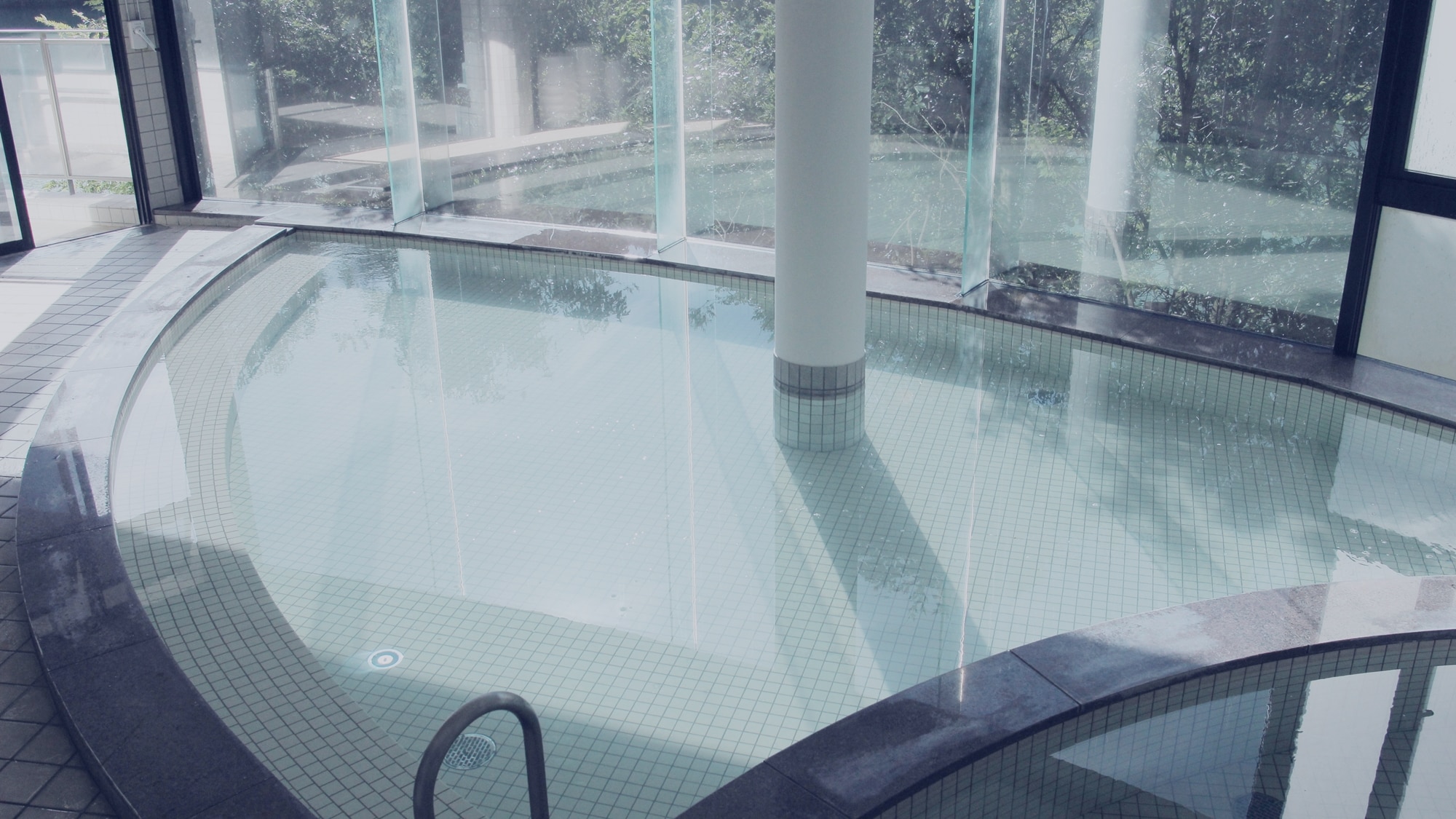 *[溫泉] 此溫泉為100%源泉，視野明亮，景色一覽無遺。 