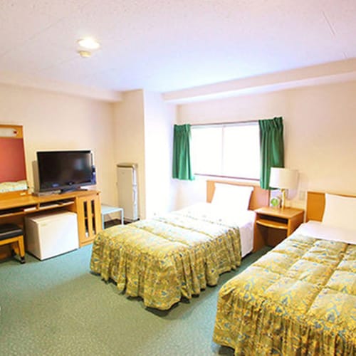 Twin room: When you open the bay window you can see the back of Honganji Temple.