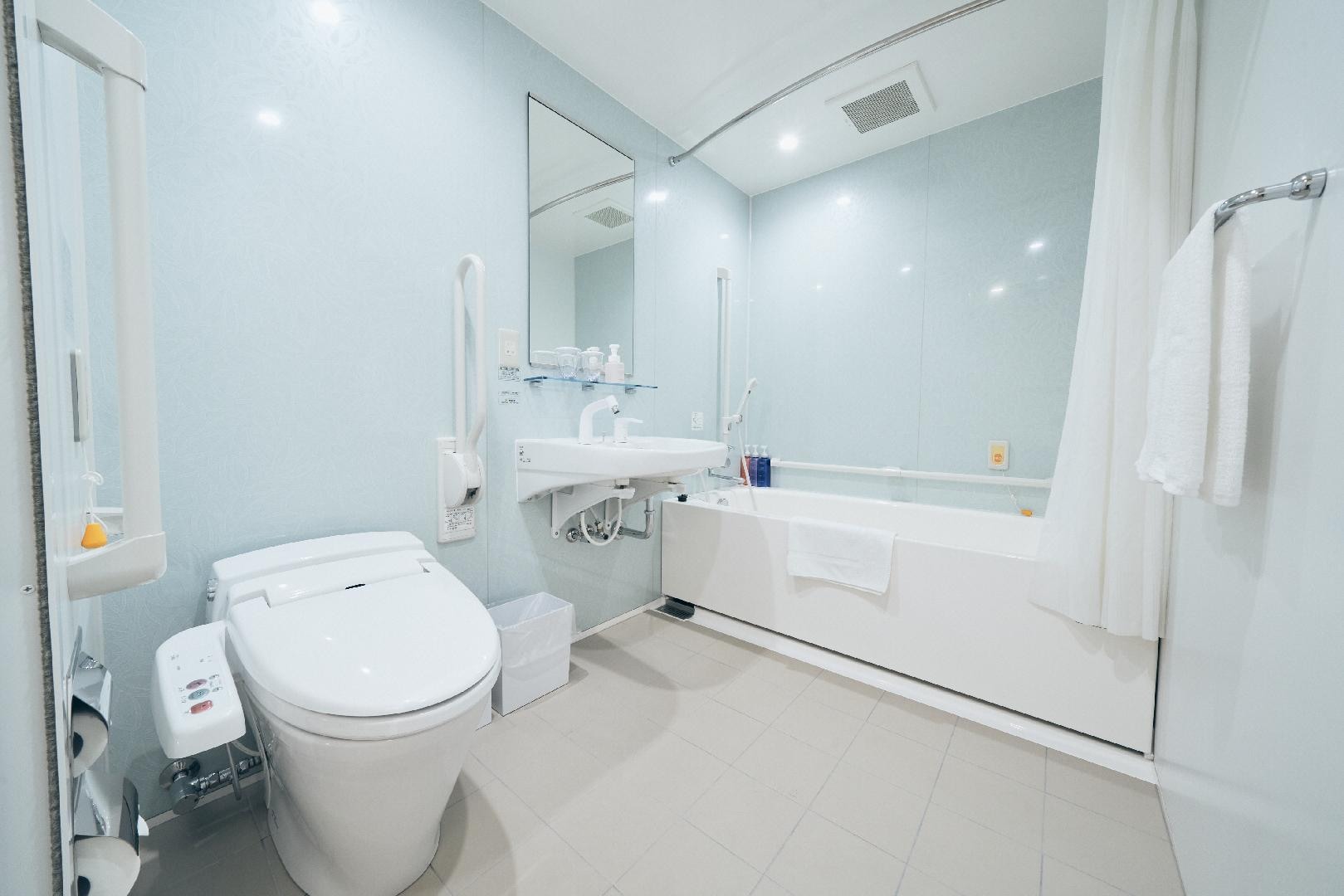 Bathroom (Universal Twin)