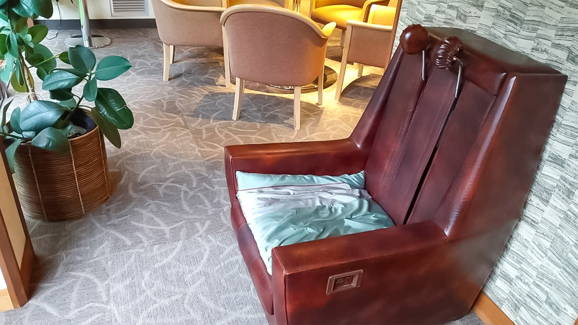 ・ Retro massage chair