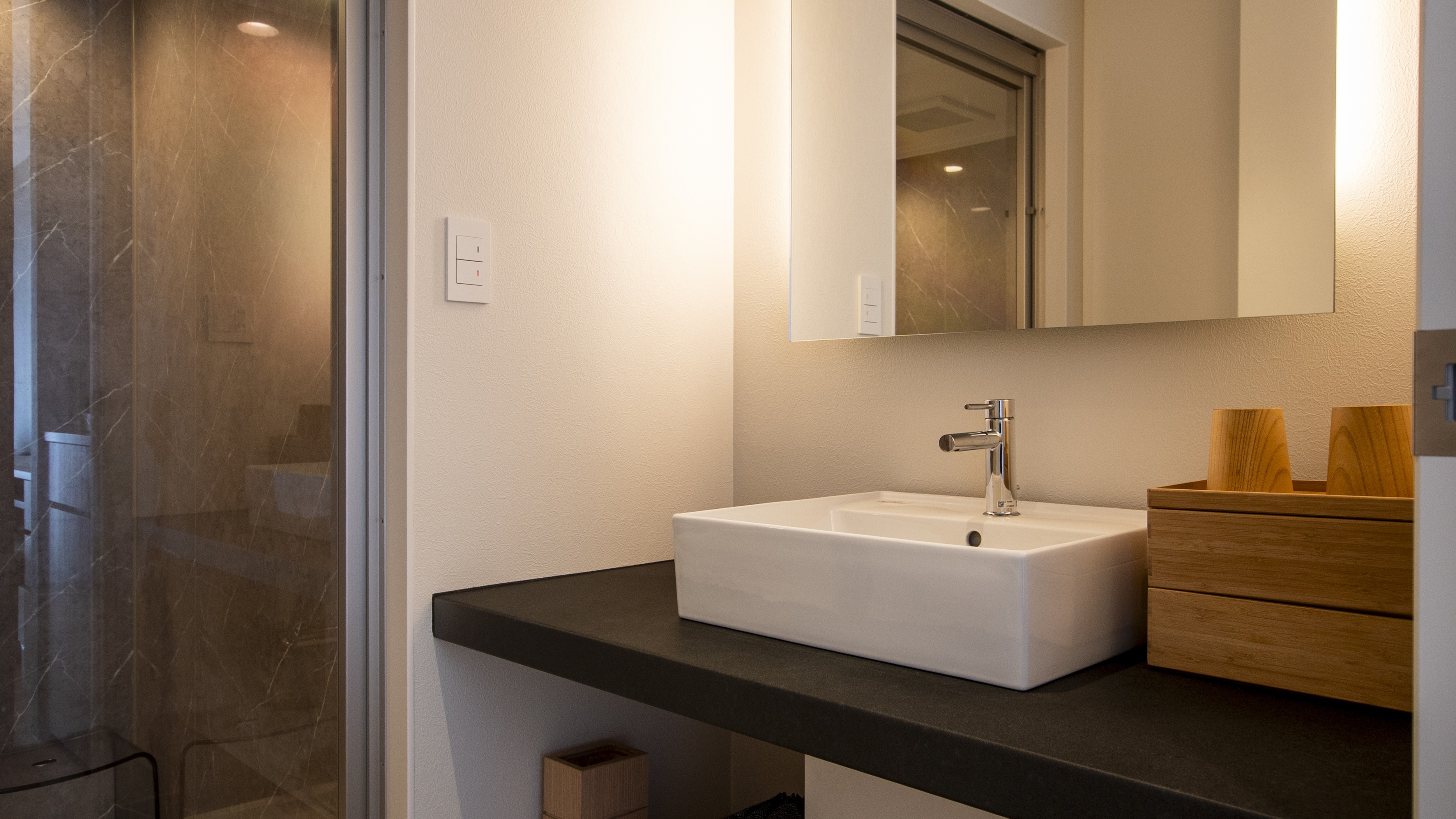 *【Kamar】Kamar bergaya Barat dengan empat tempat tidur, satu tempat tidur single untuk orang tua dan anak, dan dua tempat tidur untuk orang tua dan anak.
