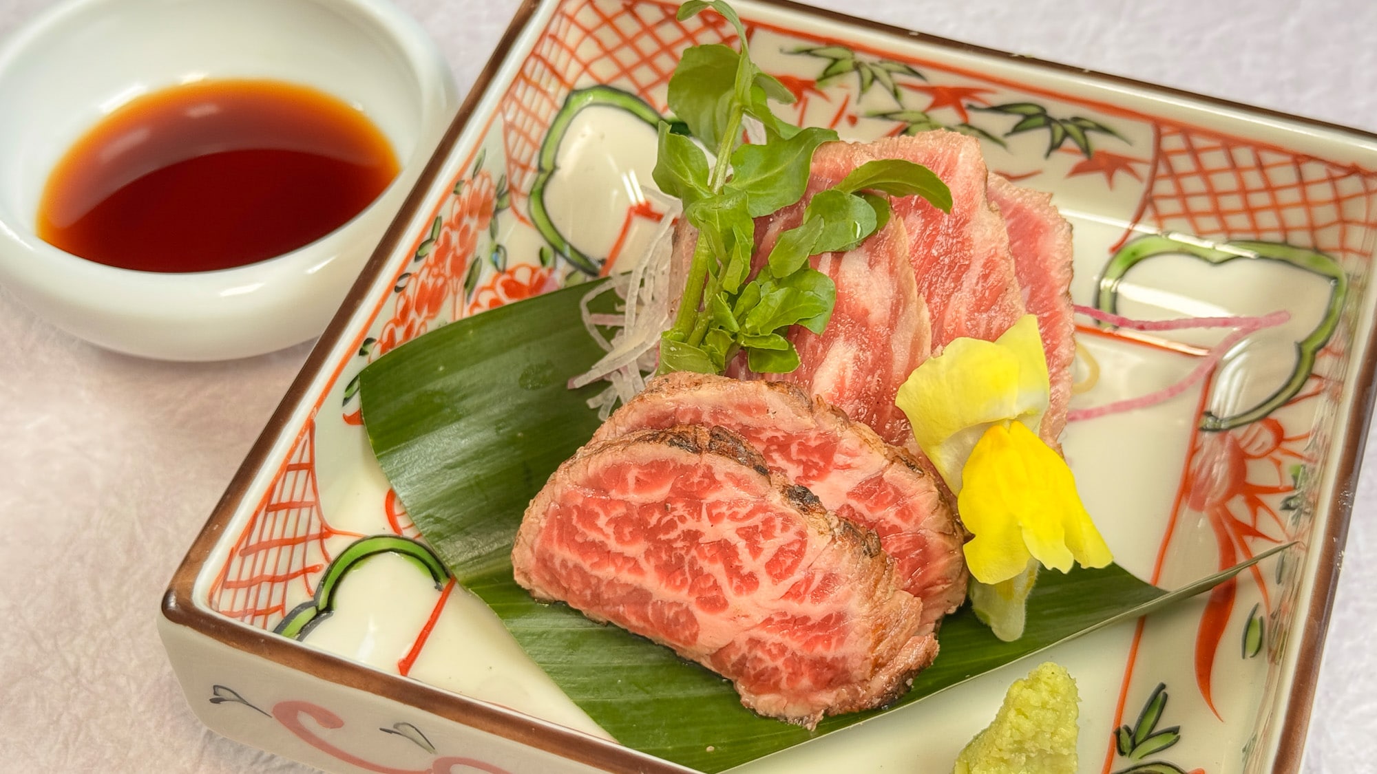 "Sashimi" beef tataki dengan semua pelengkapnya