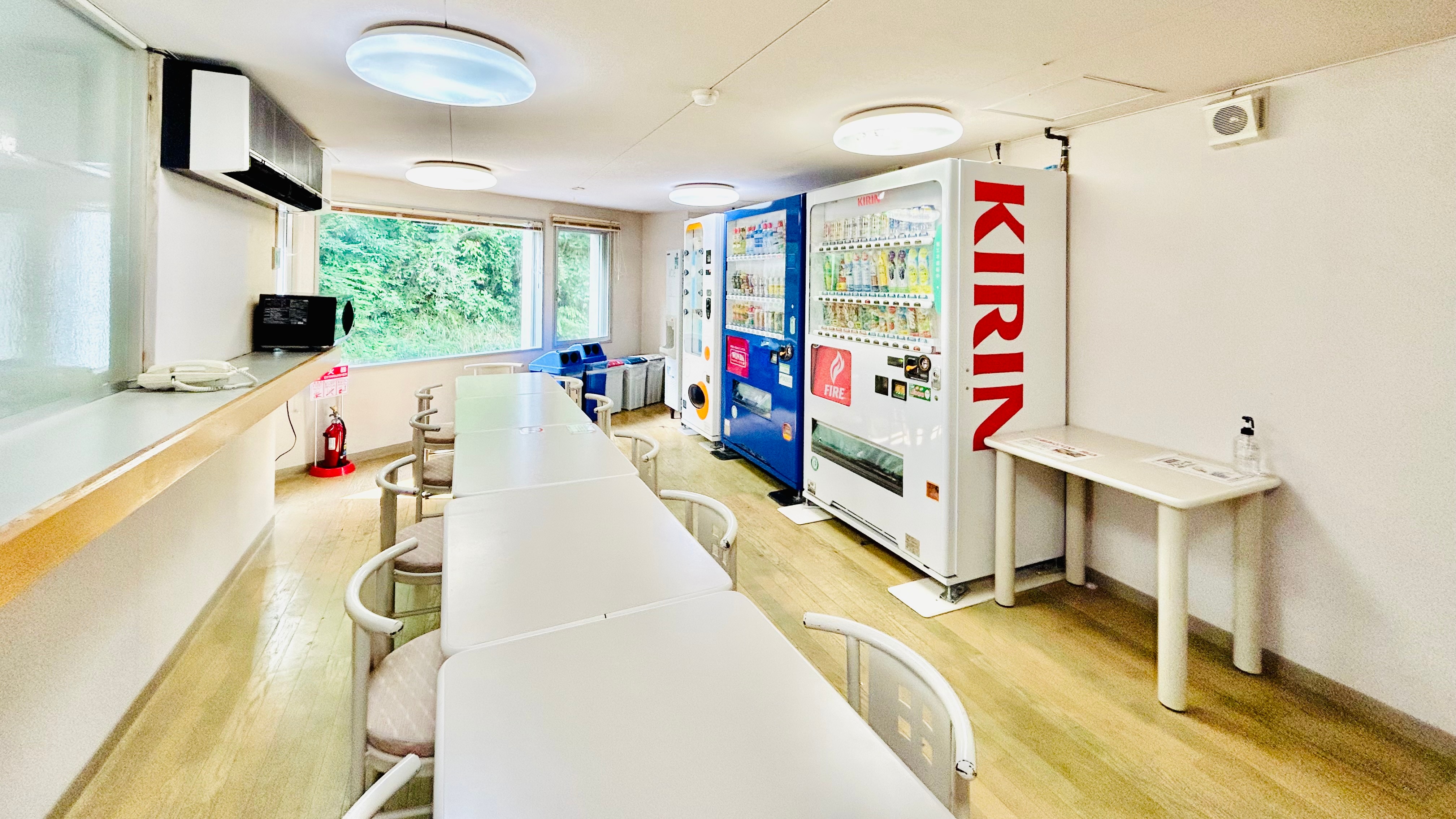[Chat room] Equipped with a microwave, water server, and vending machines.