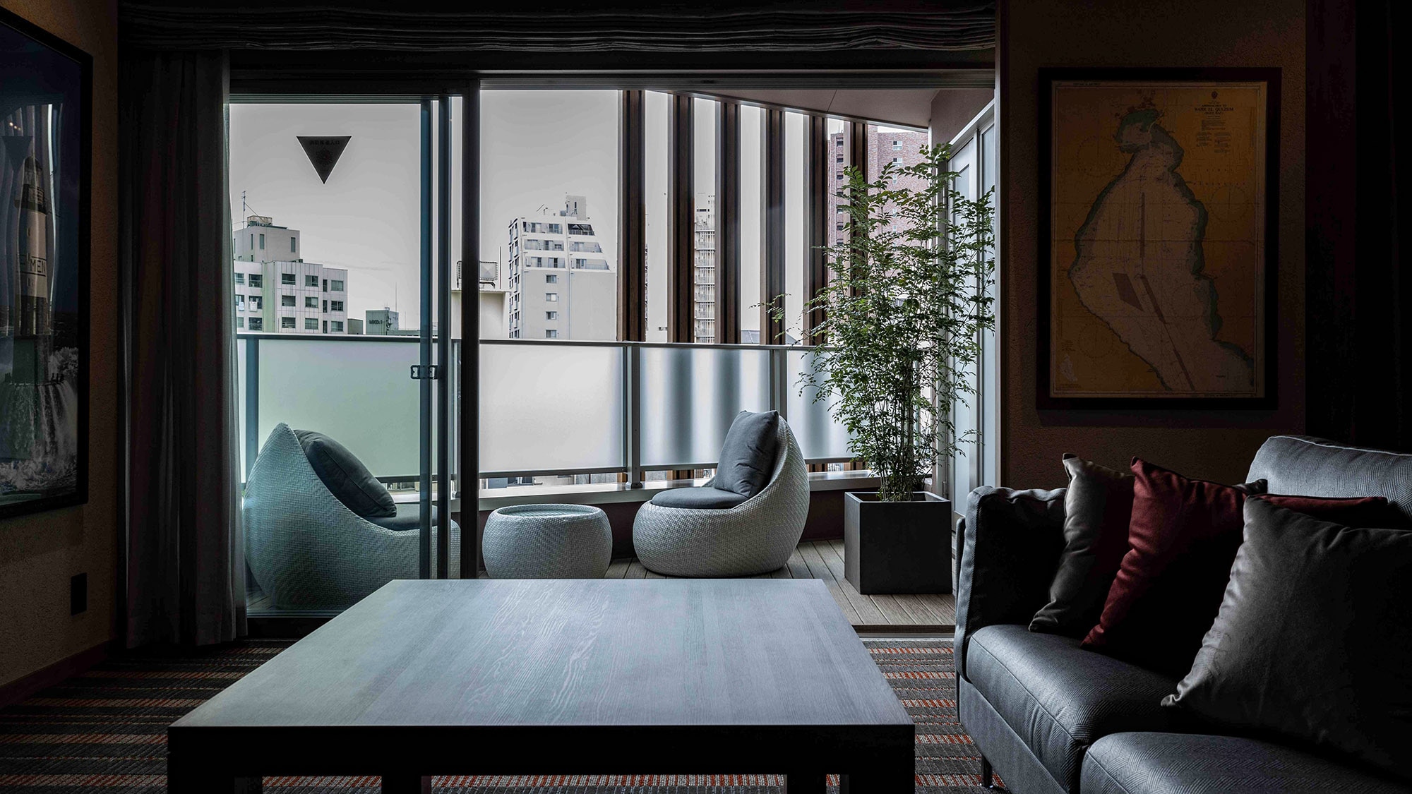・[Mirage Suite] Plenty of light from the large windows. The balcony is covered