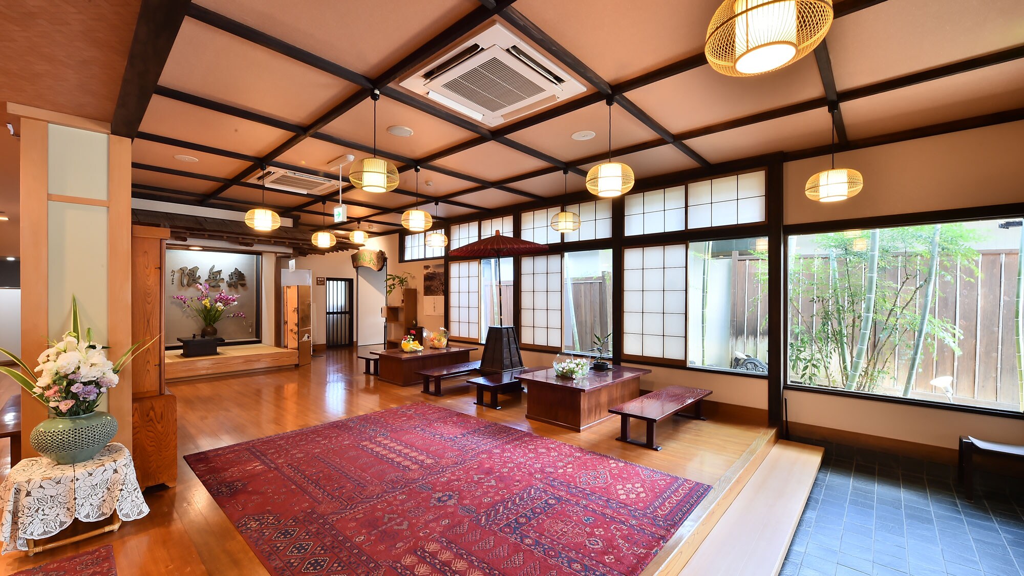 Sảnh đợi nhìn ra rừng tre là một không gian thư giãn.