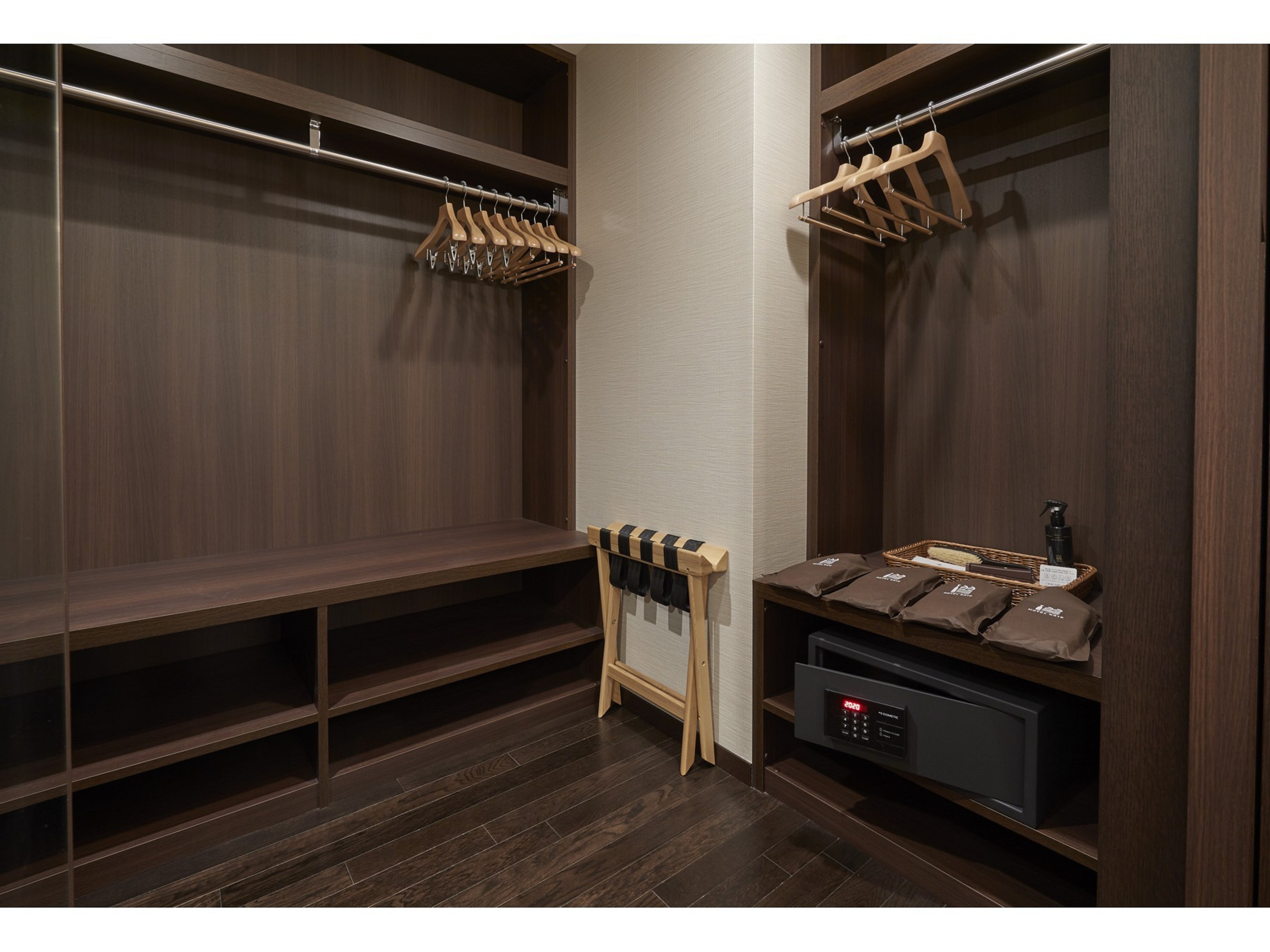 Japanese and Western room 4 bedroom closet 12000px
