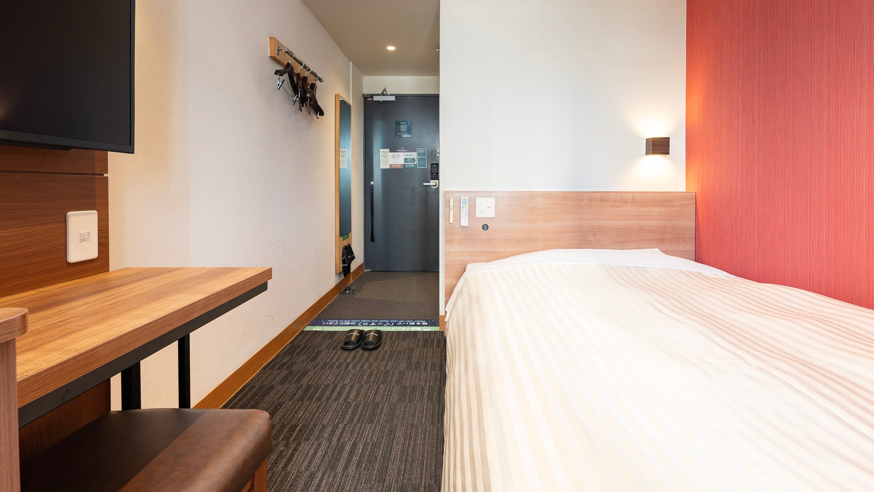A 140cm wide bed and a mattress with just the right amount of firmness will ensure a good night's sleep.