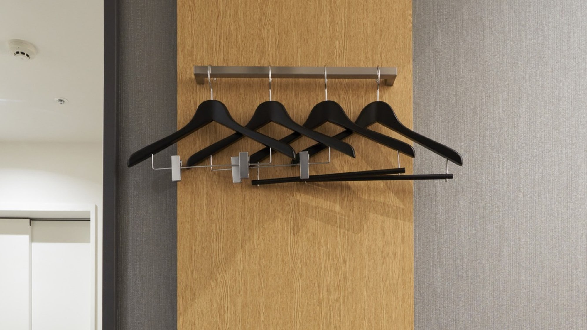 [Common guest room facilities] Hangers