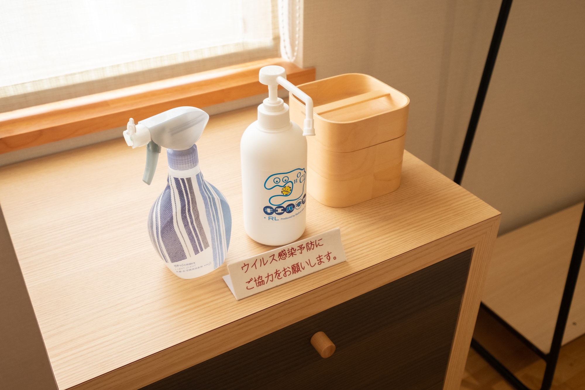 Western-style double entrance shelf