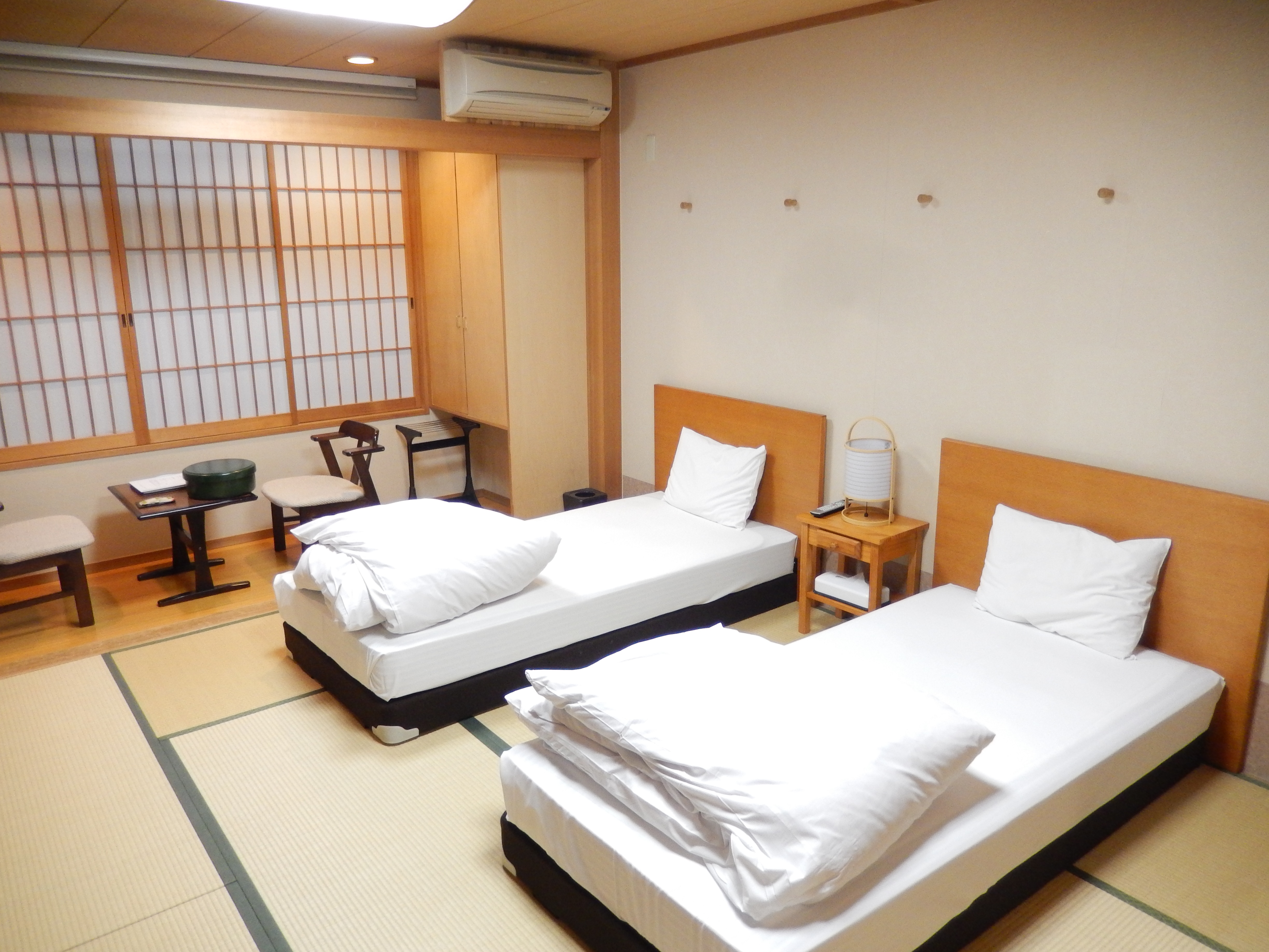 Japanese-style twin 10 tatami mats (with bath and toilet)