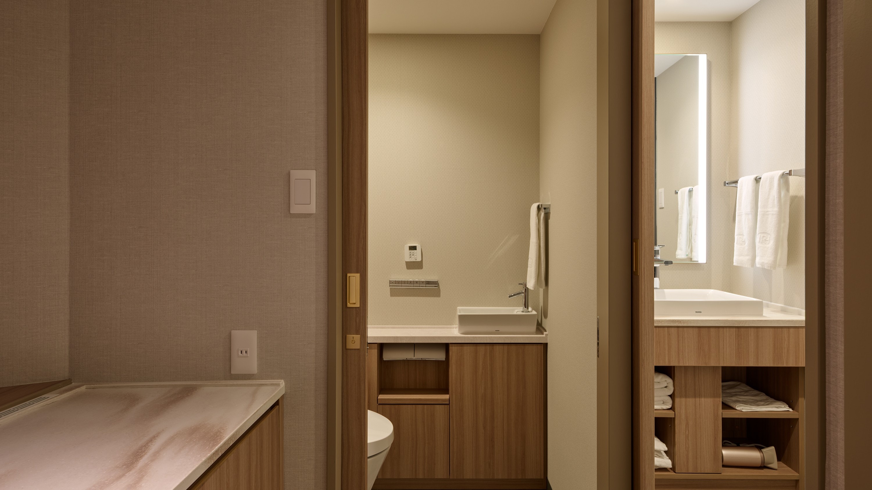 禁烟高级双床房，厕所及洗漱区（浴室、厕所、洗漱区均为独立）