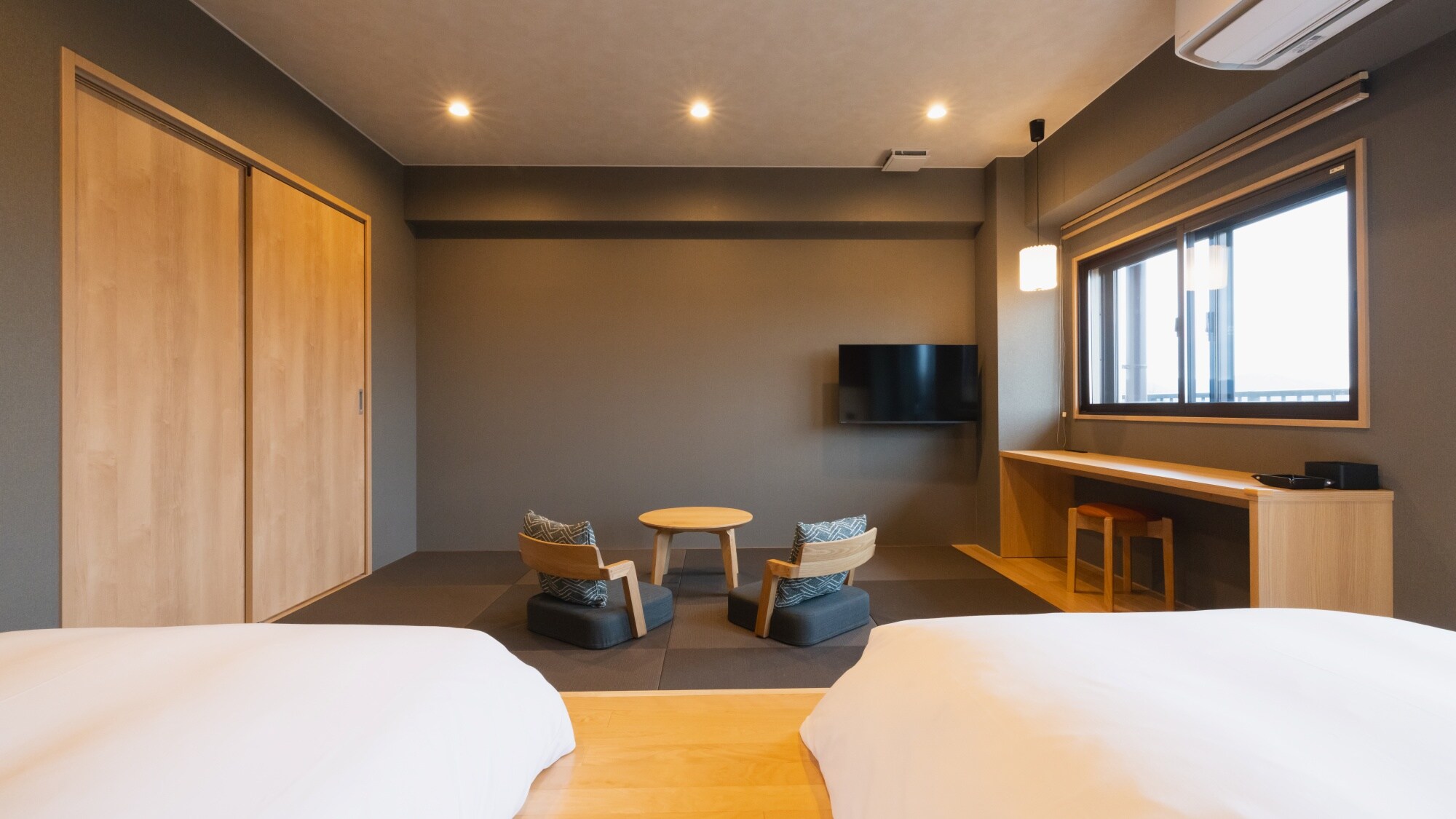[Modern Twin] We welcome you in a warm space made with local wood.